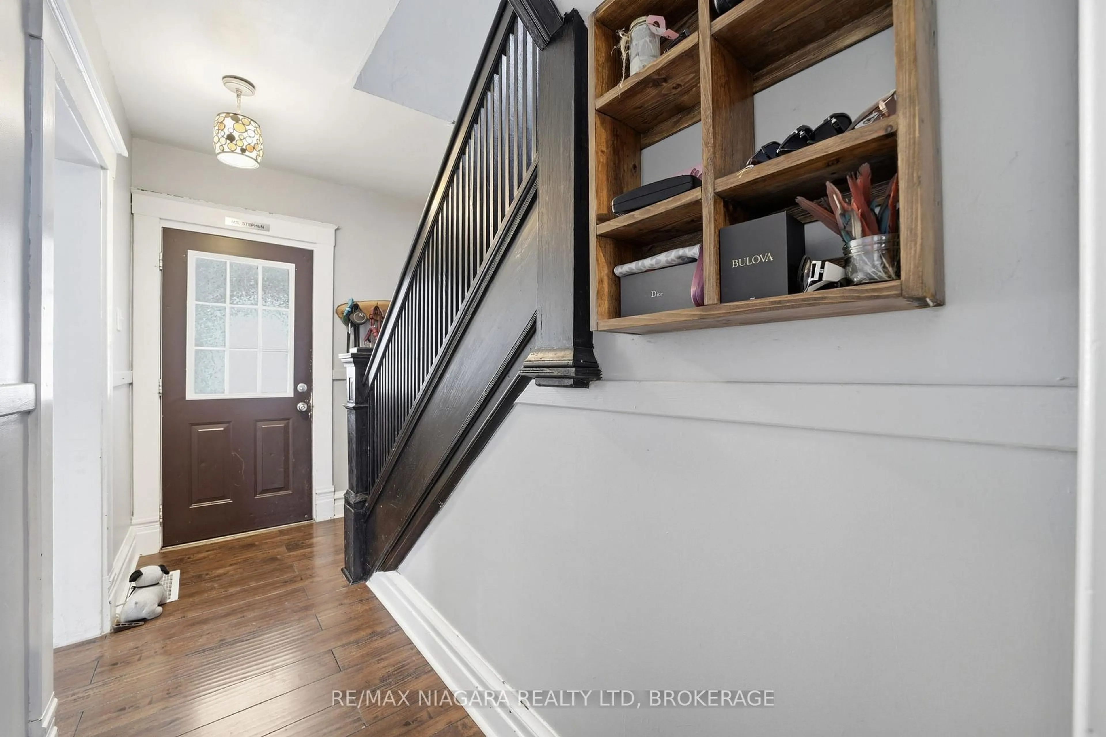 Indoor entryway for 4919 Huron St, Niagara Falls Ontario L2E 2J4