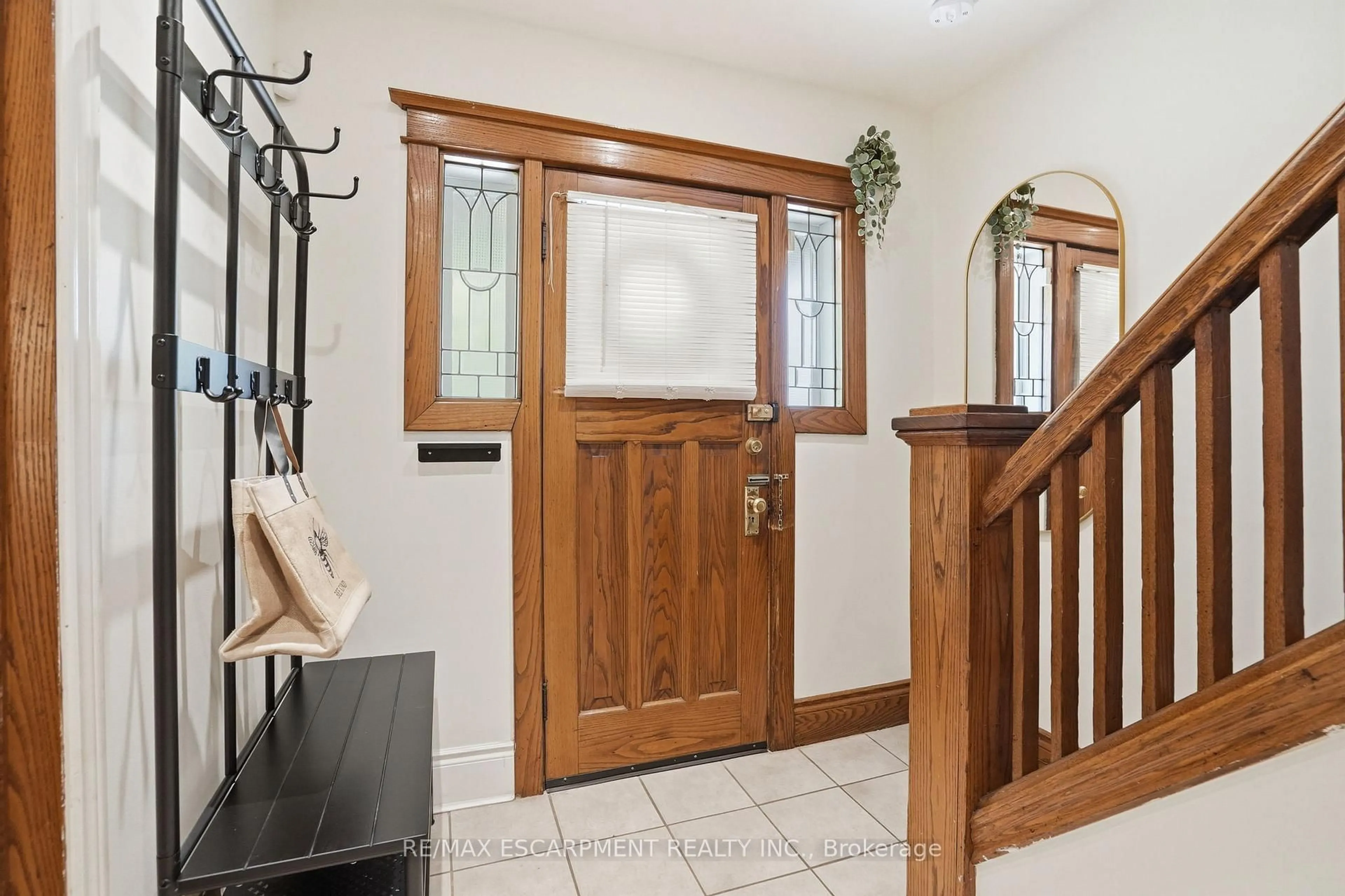 Indoor entryway for 146 Park Row, Hamilton Ontario L8K 2J8