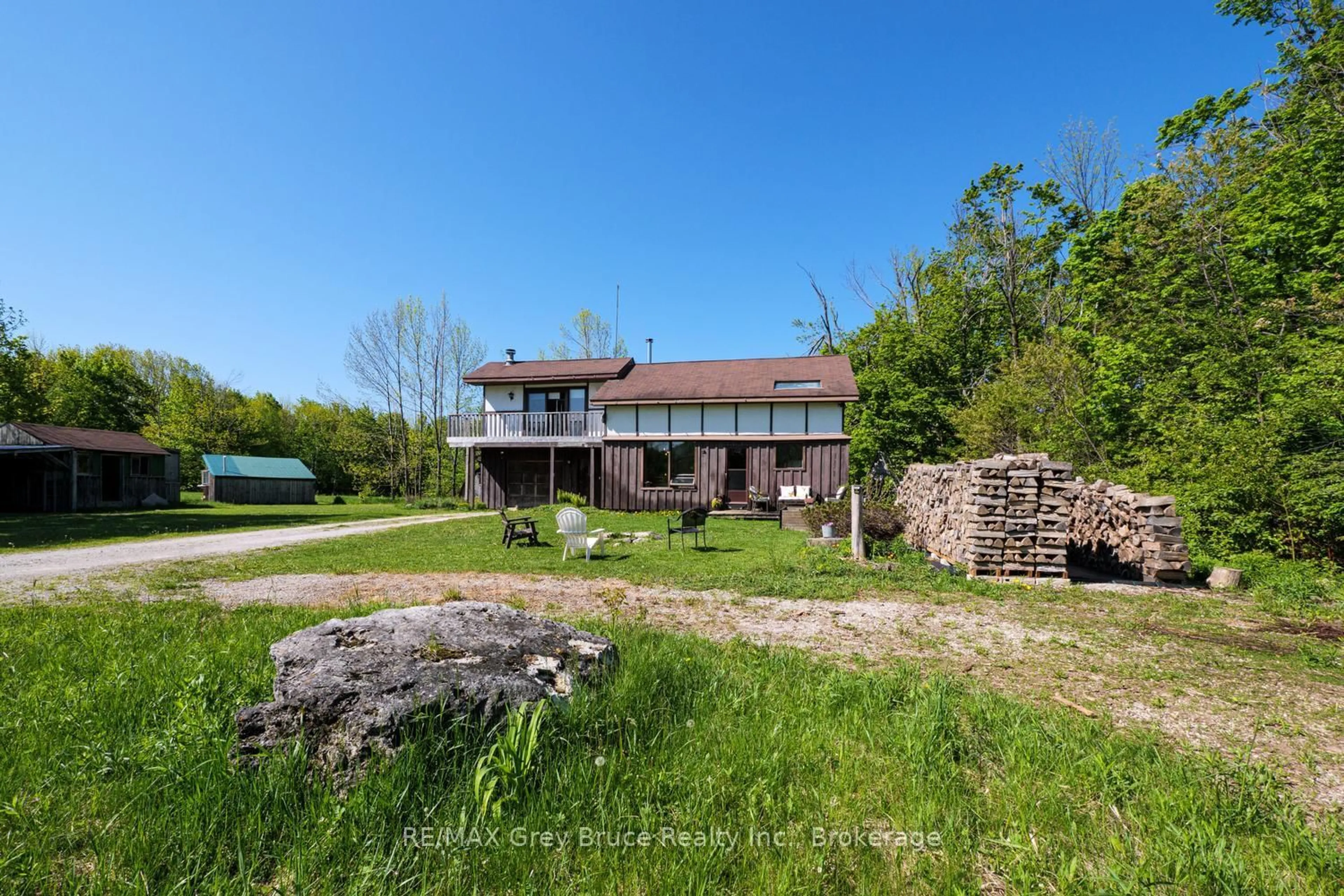A pic from outside/outdoor area/front of a property/back of a property/a pic from drone, building for 127 Crawford Dr, South Bruce Peninsula Ontario N0H 2T0