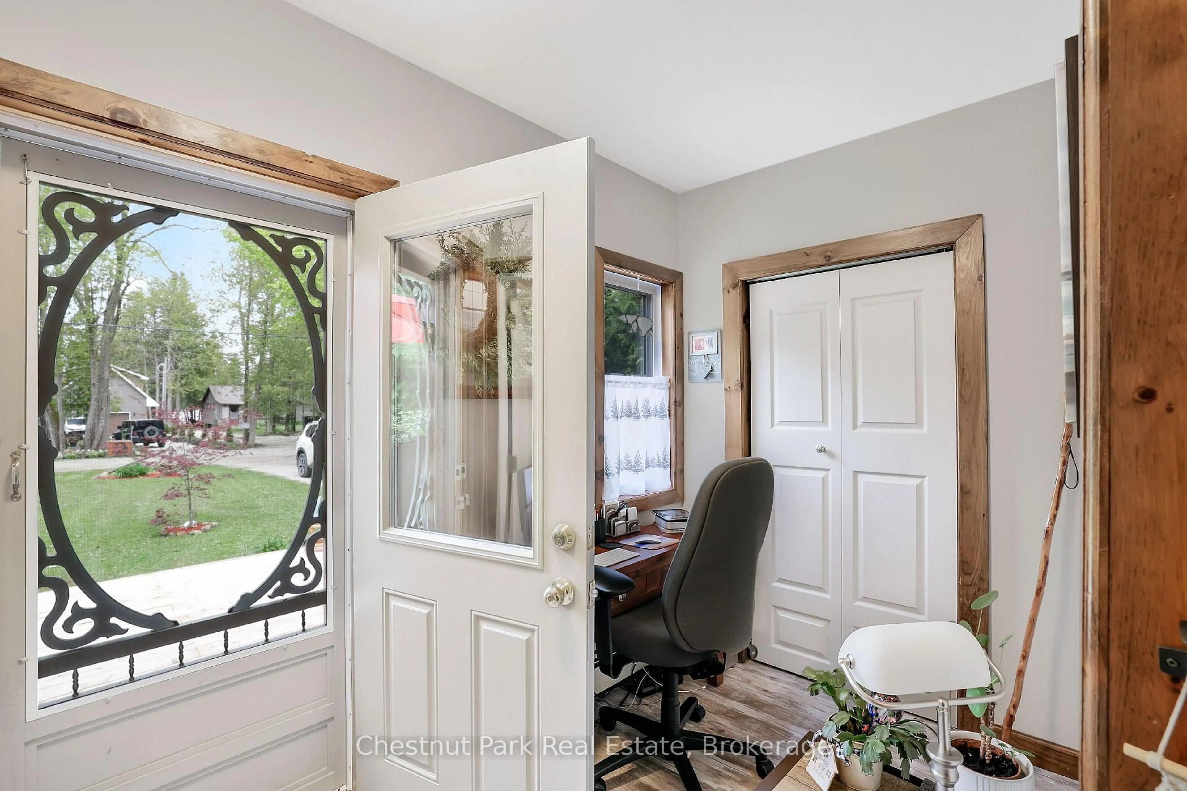 Indoor entryway for 17 Cedar Tr, South Bruce Peninsula Ontario N0H 2T0