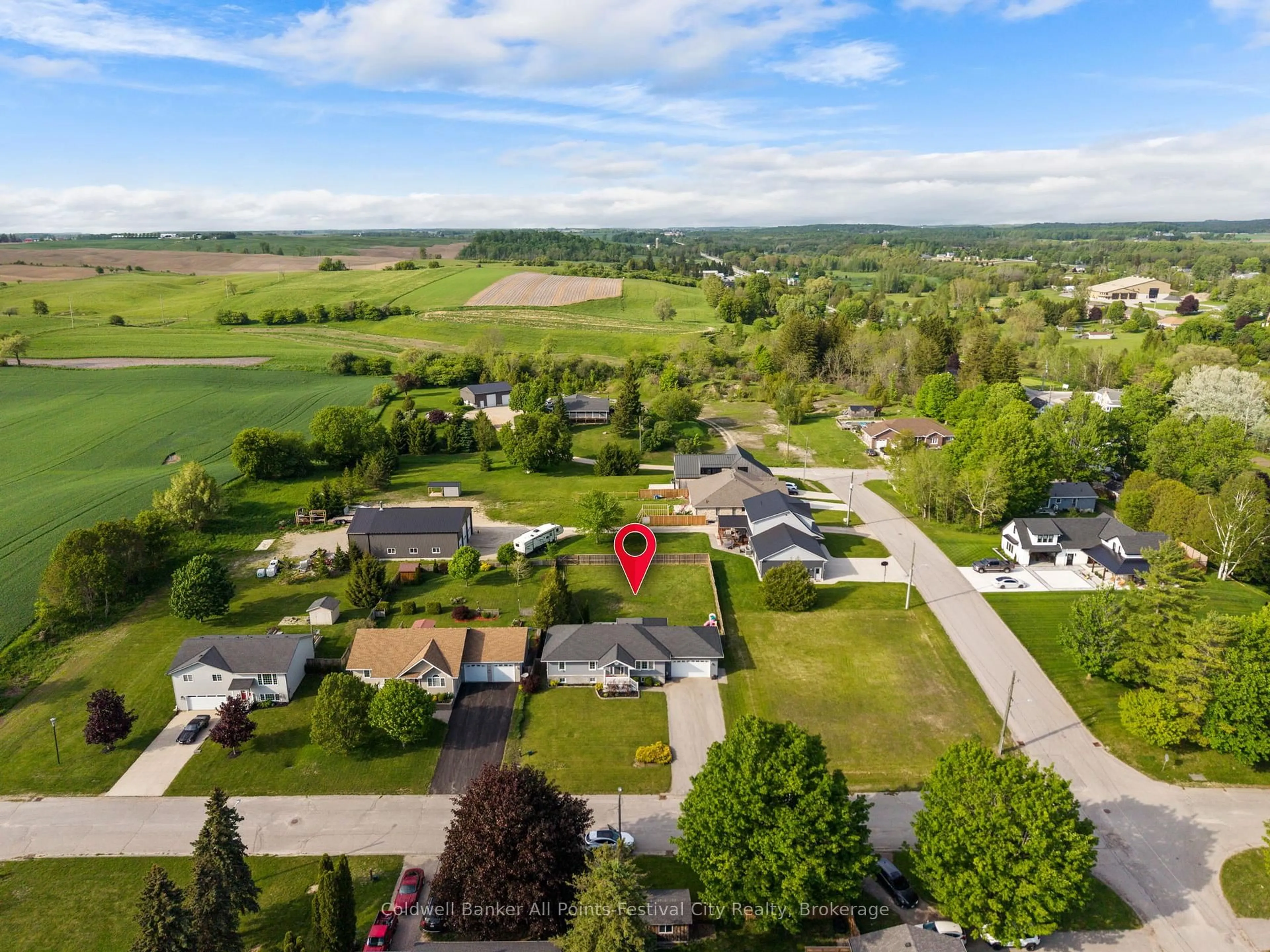 A pic from outside/outdoor area/front of a property/back of a property/a pic from drone, unknown for 695 Hamilton St, Huron-Kinloss Ontario N0G 2H0