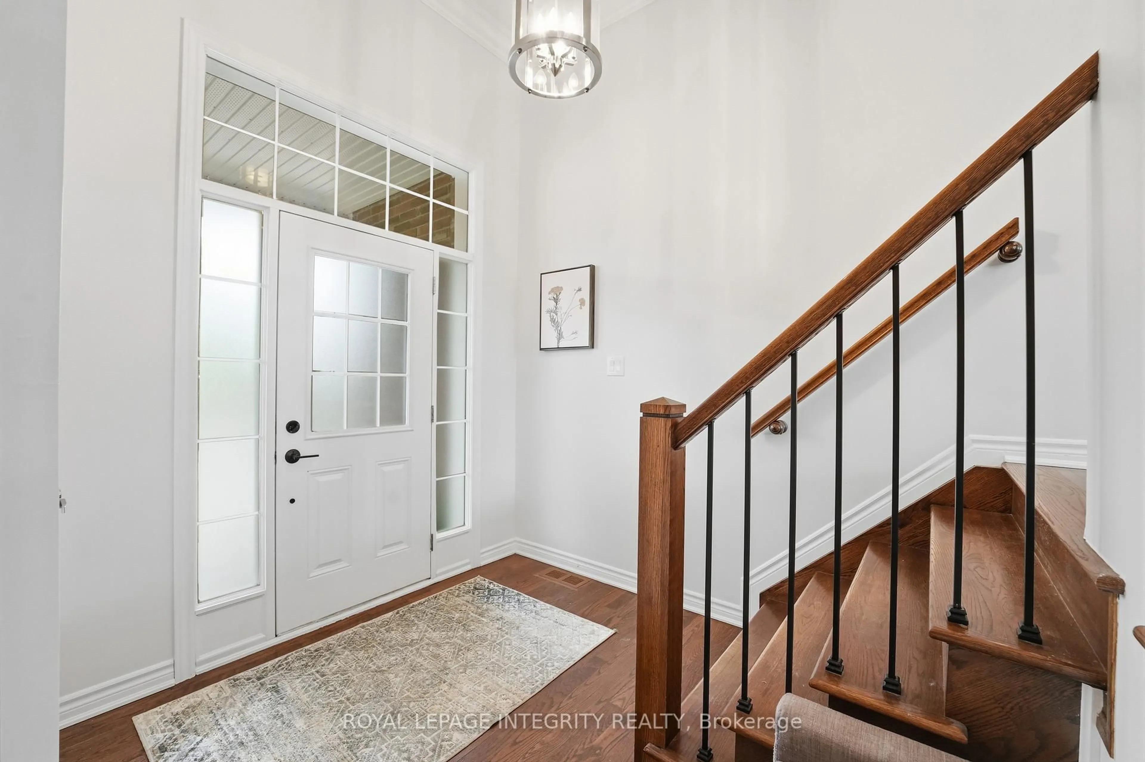 Indoor entryway for 102 Lily Pond St, Kanata Ontario K2M 2L9