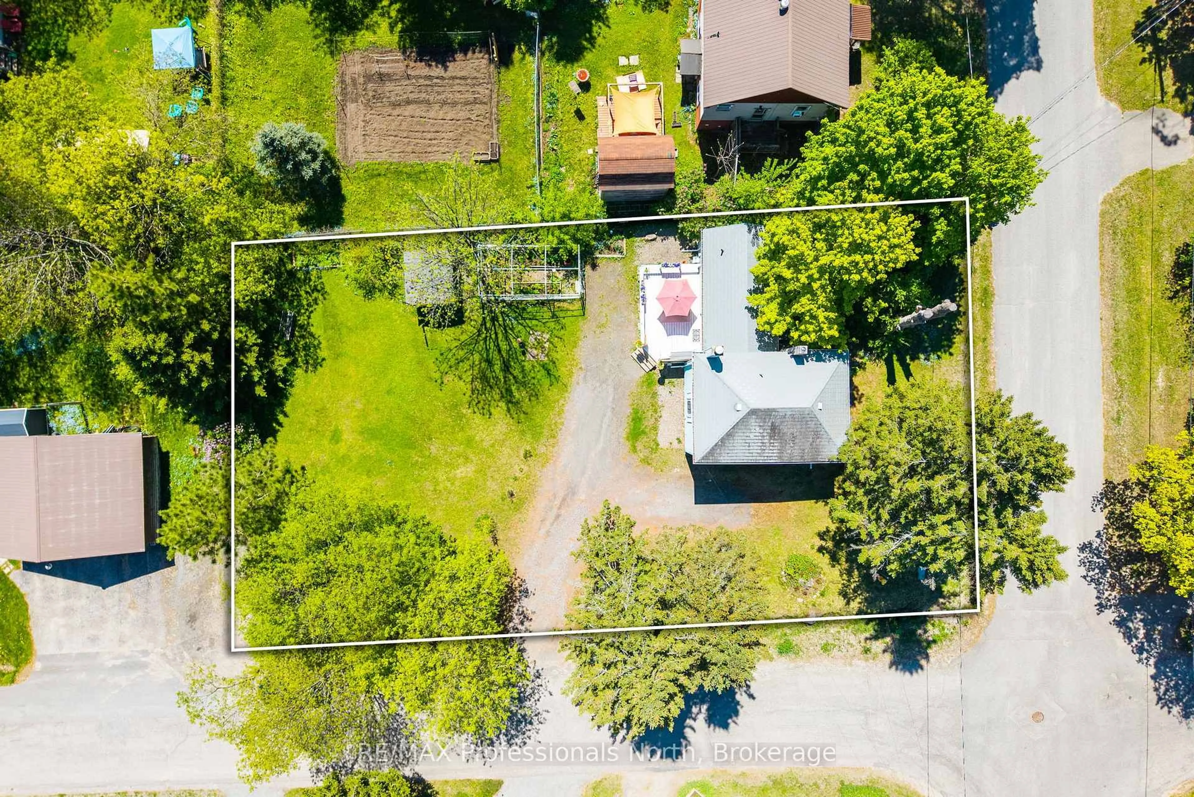 A pic from outside/outdoor area/front of a property/back of a property/a pic from drone, street for 12 Tait St, Huntsville Ontario P1H 1W5