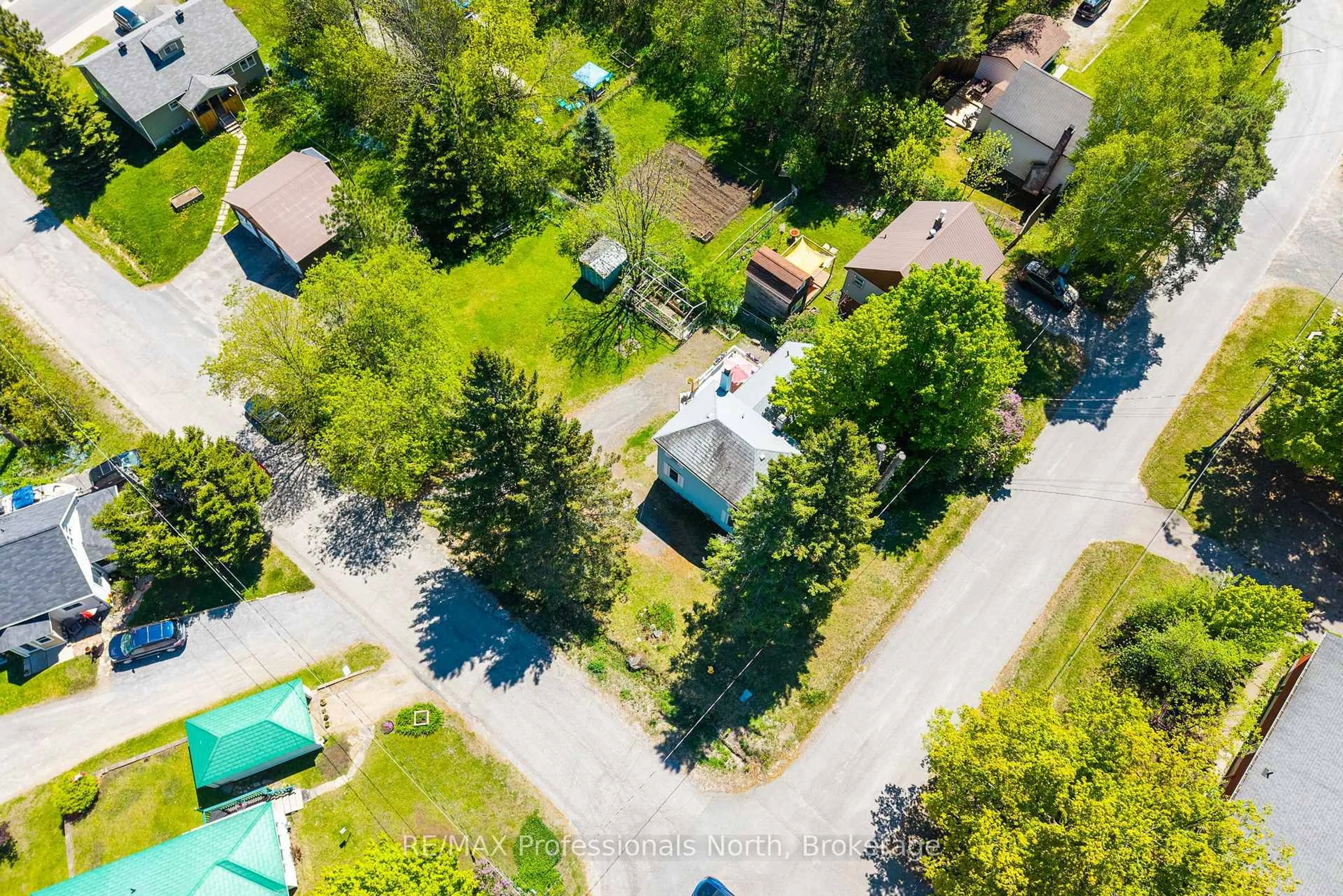 A pic from outside/outdoor area/front of a property/back of a property/a pic from drone, street for 12 Tait St, Huntsville Ontario P1H 1W5