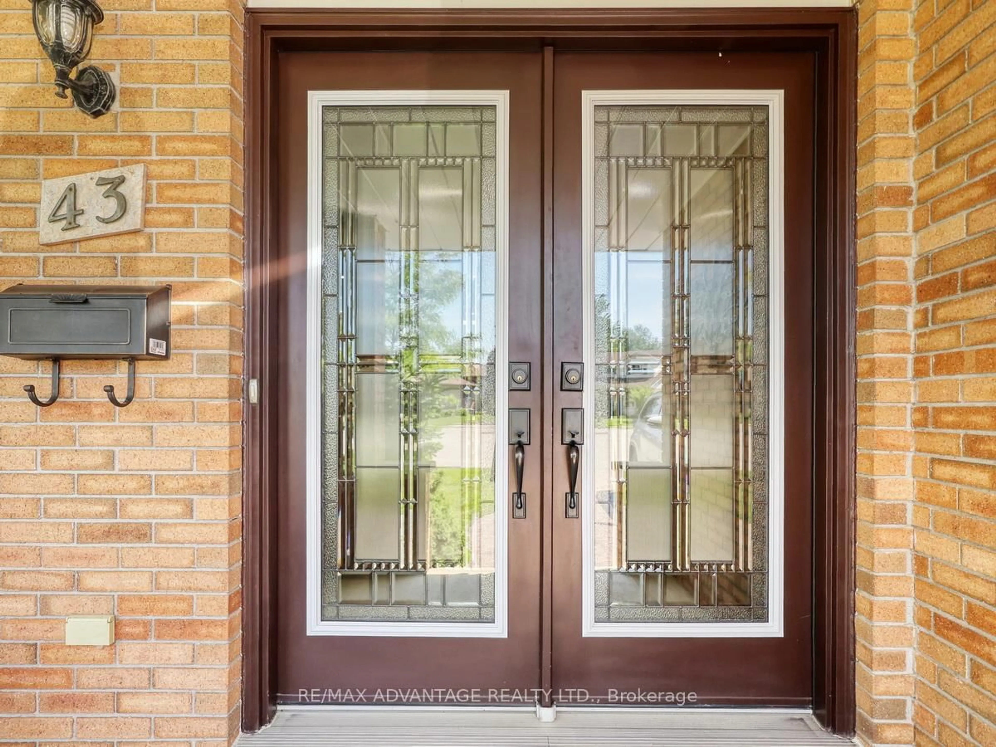 Indoor entryway for 43 Lynngate Grve, London South Ontario N6K 3S7