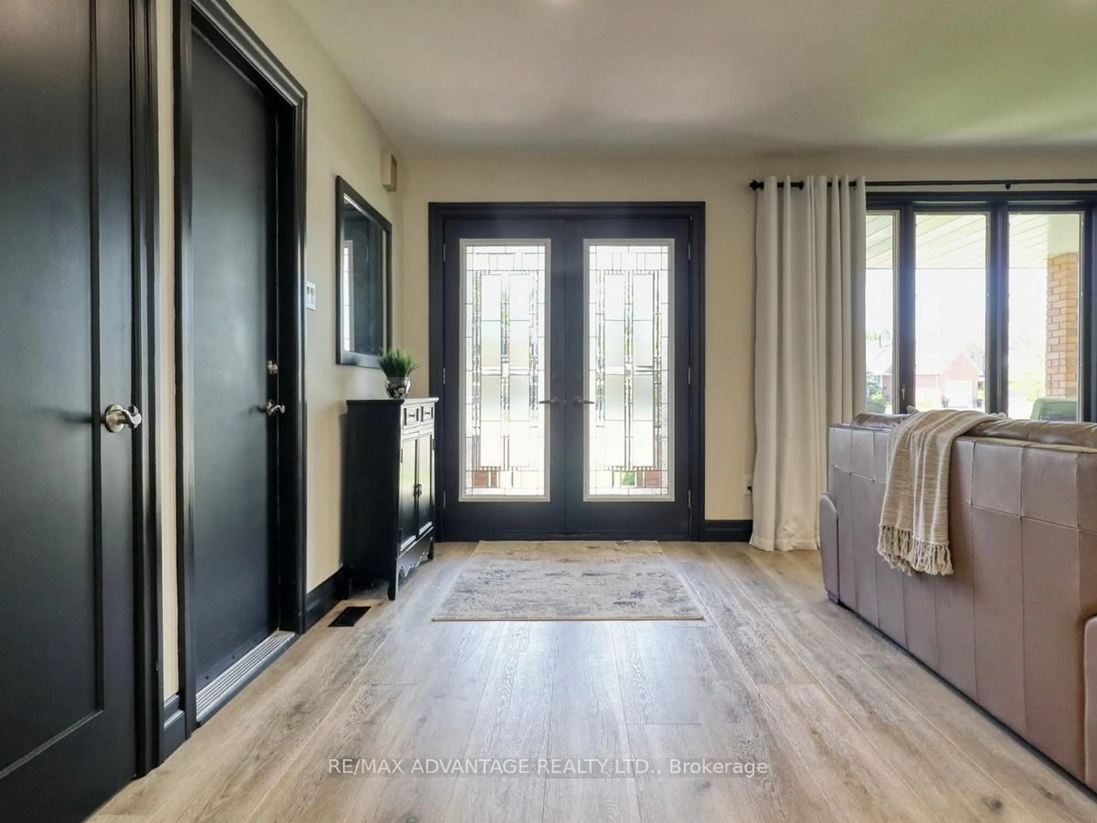 Indoor entryway for 43 Lynngate Grve, London South Ontario N6K 3S7