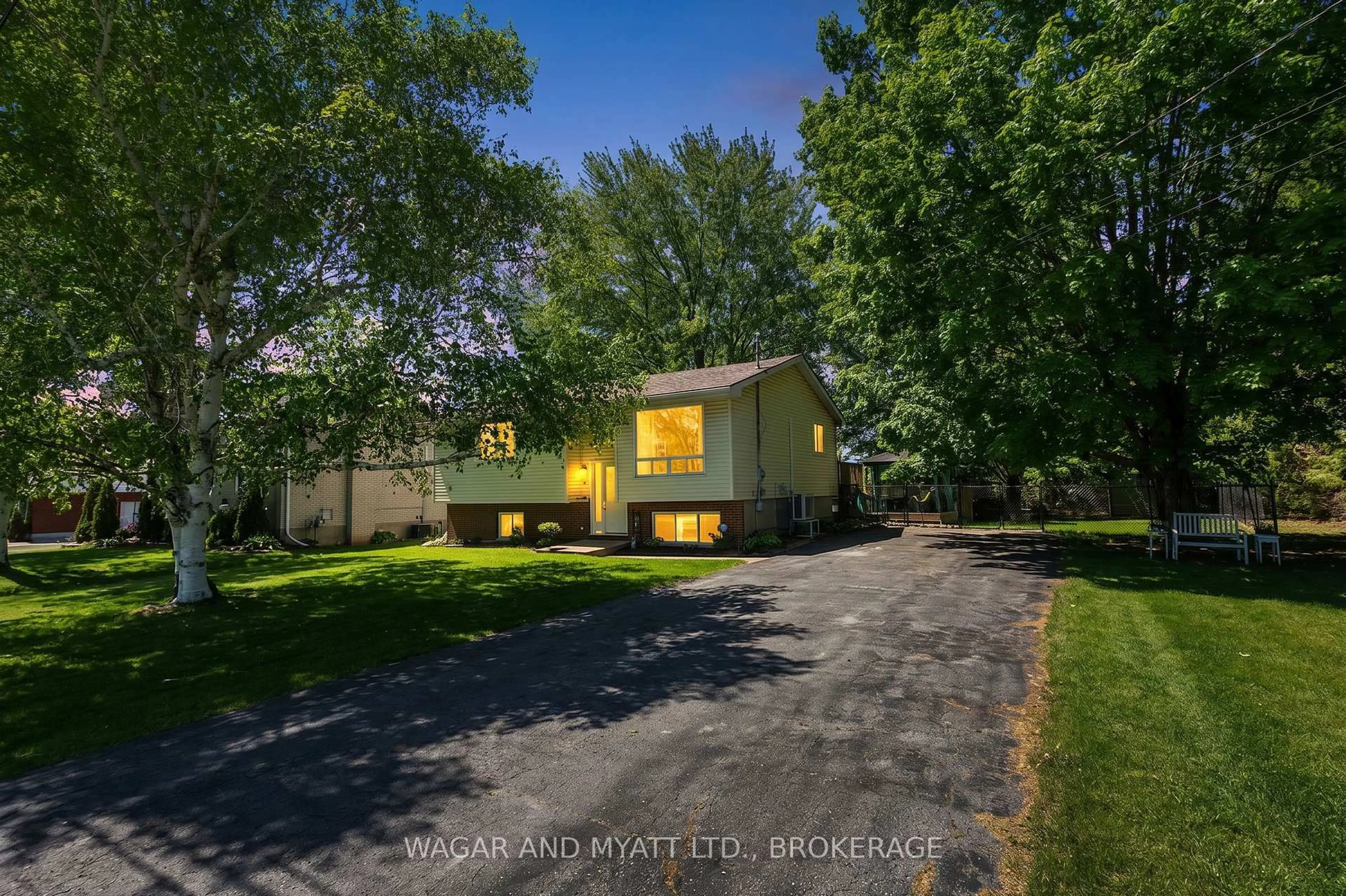 A pic from outside/outdoor area/front of a property/back of a property/a pic from drone, street for 39 RIVERVIEW Dr, Greater Napanee Ontario K7R 3A1