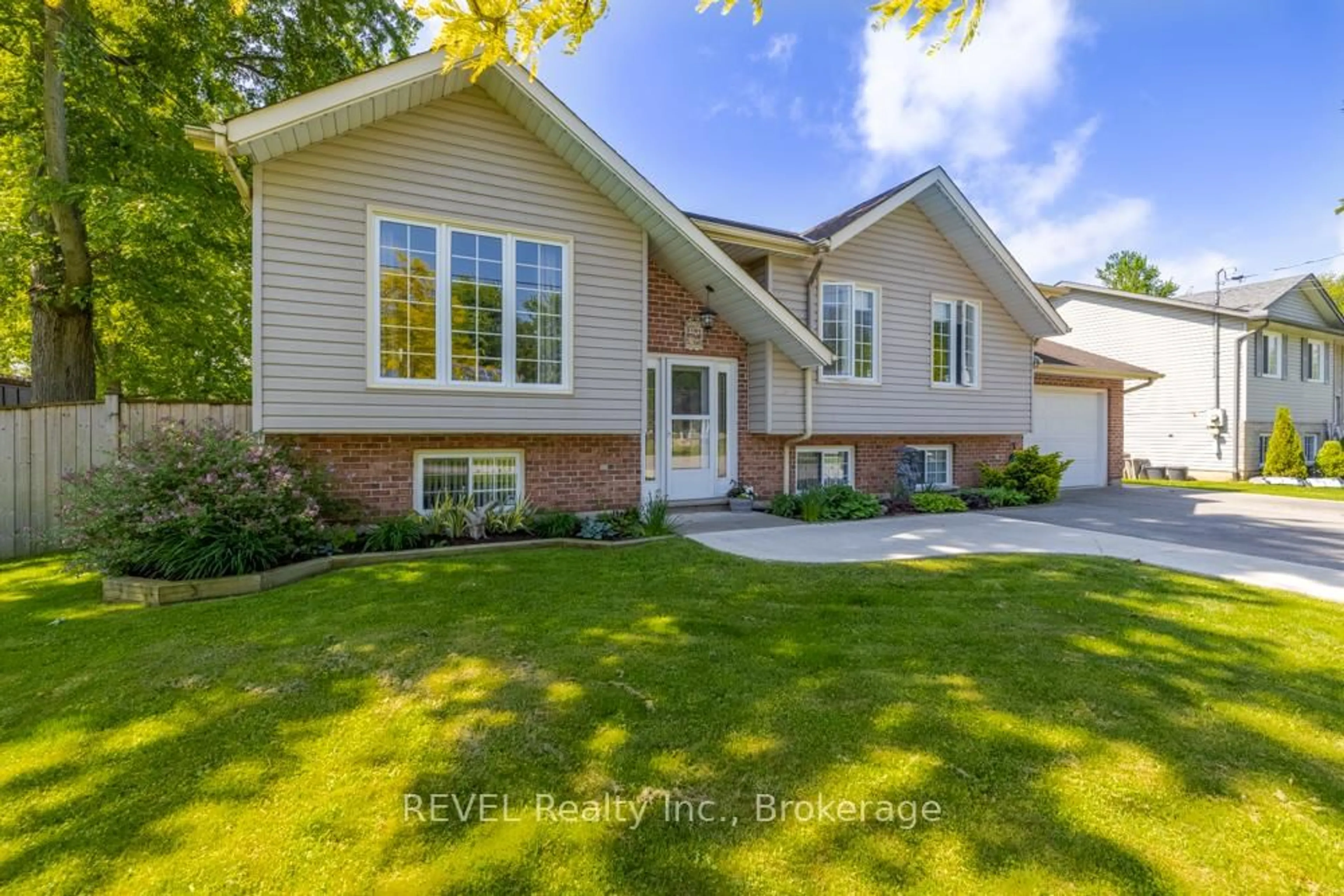 Home with brick exterior material, street for 3191 Bethune Ave, Fort Erie Ontario L0S 1N0