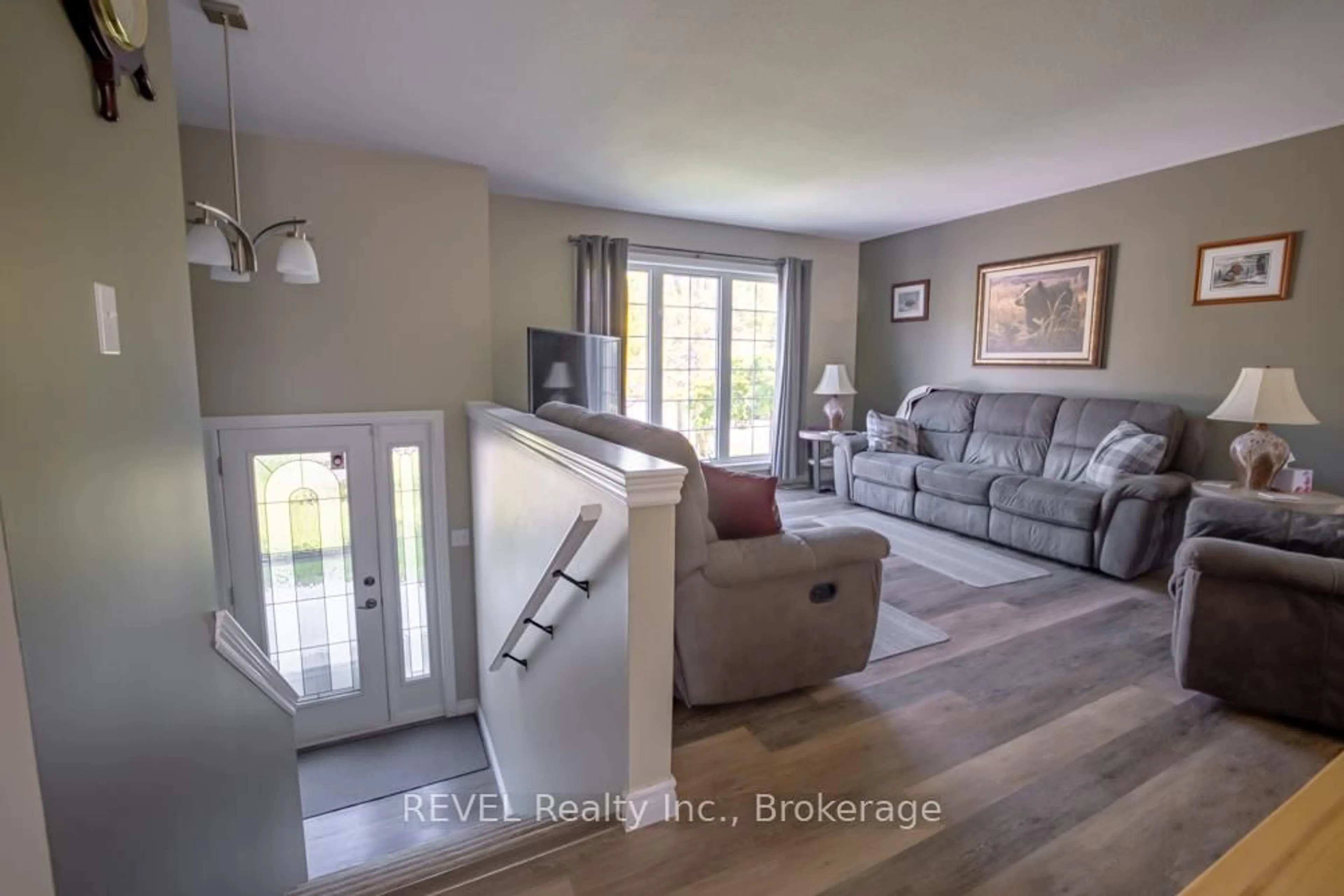 Living room with furniture, unknown for 3191 Bethune Ave, Fort Erie Ontario L0S 1N0