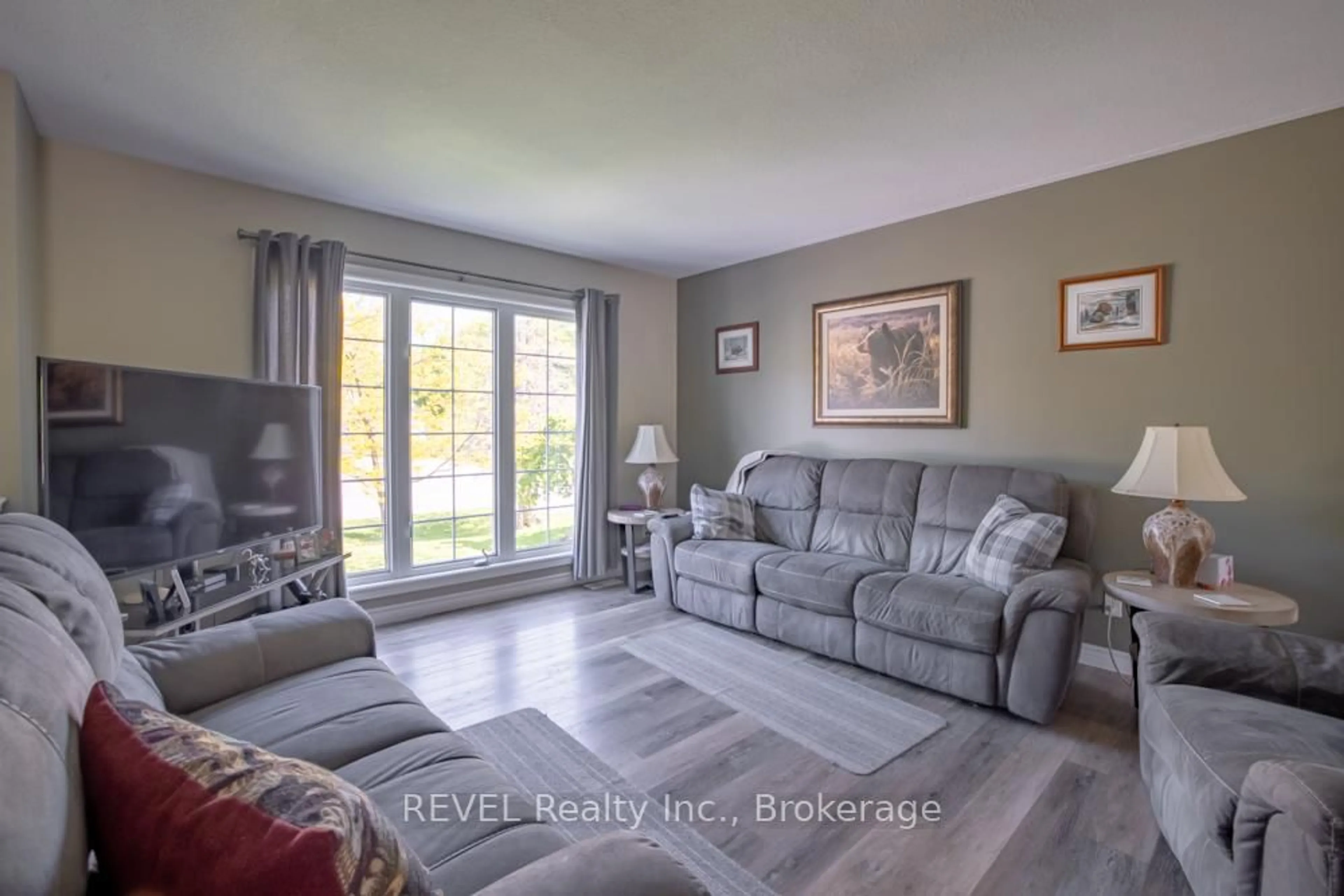 Living room with furniture, unknown for 3191 Bethune Ave, Fort Erie Ontario L0S 1N0