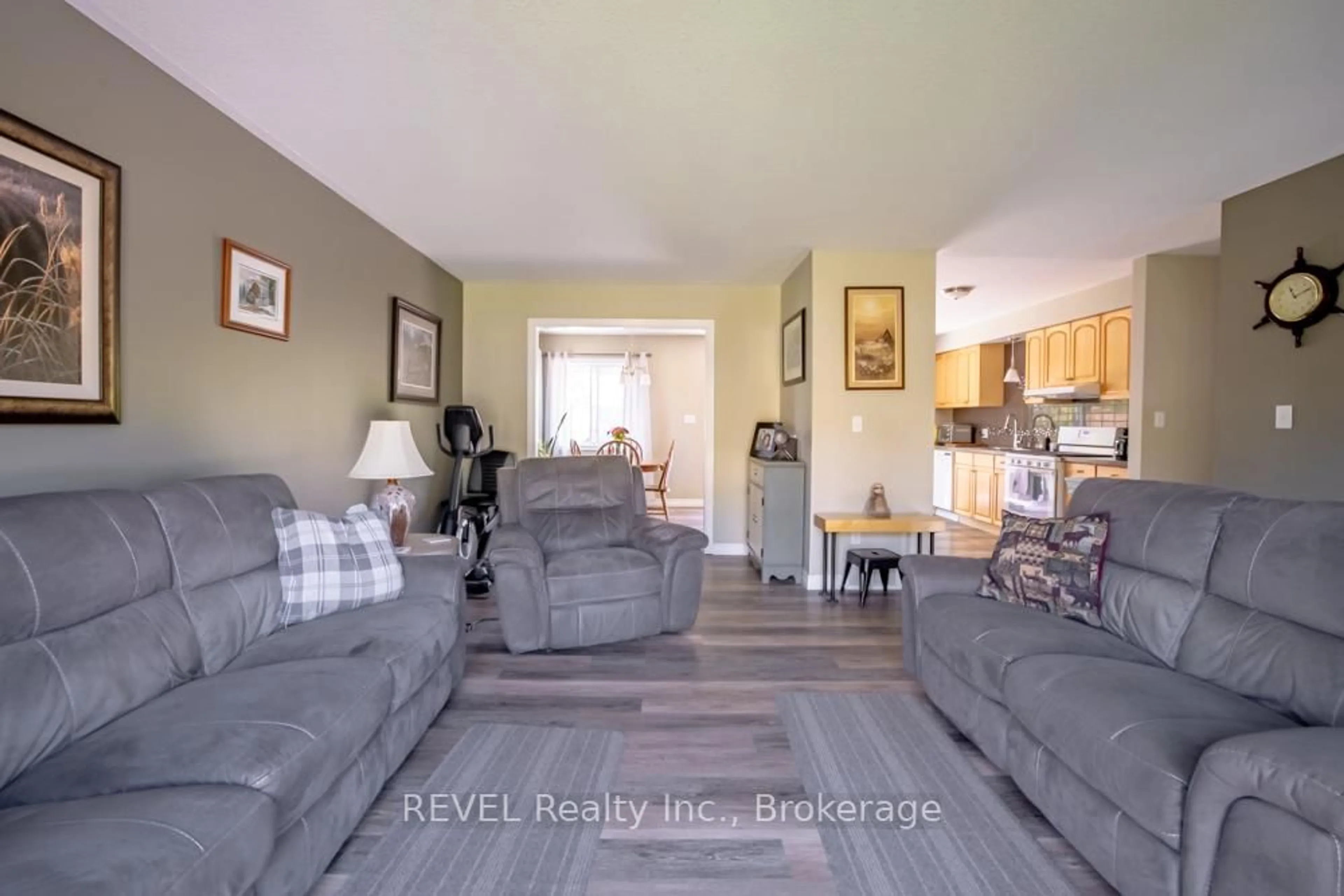 Living room with furniture, unknown for 3191 Bethune Ave, Fort Erie Ontario L0S 1N0