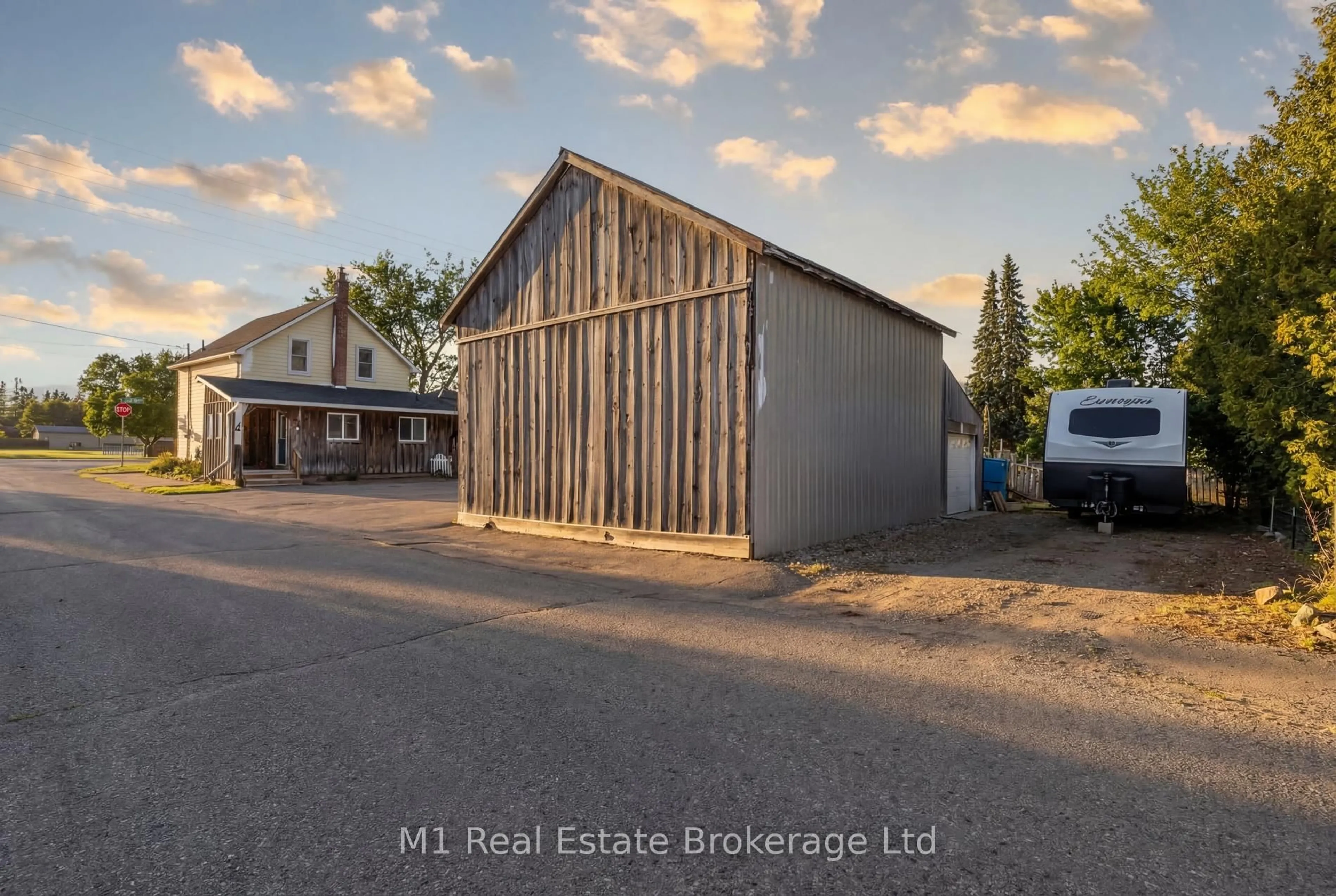 A pic from outside/outdoor area/front of a property/back of a property/a pic from drone, unknown for 2665 Kressler Rd, Woolwich Ontario N0B 2M1