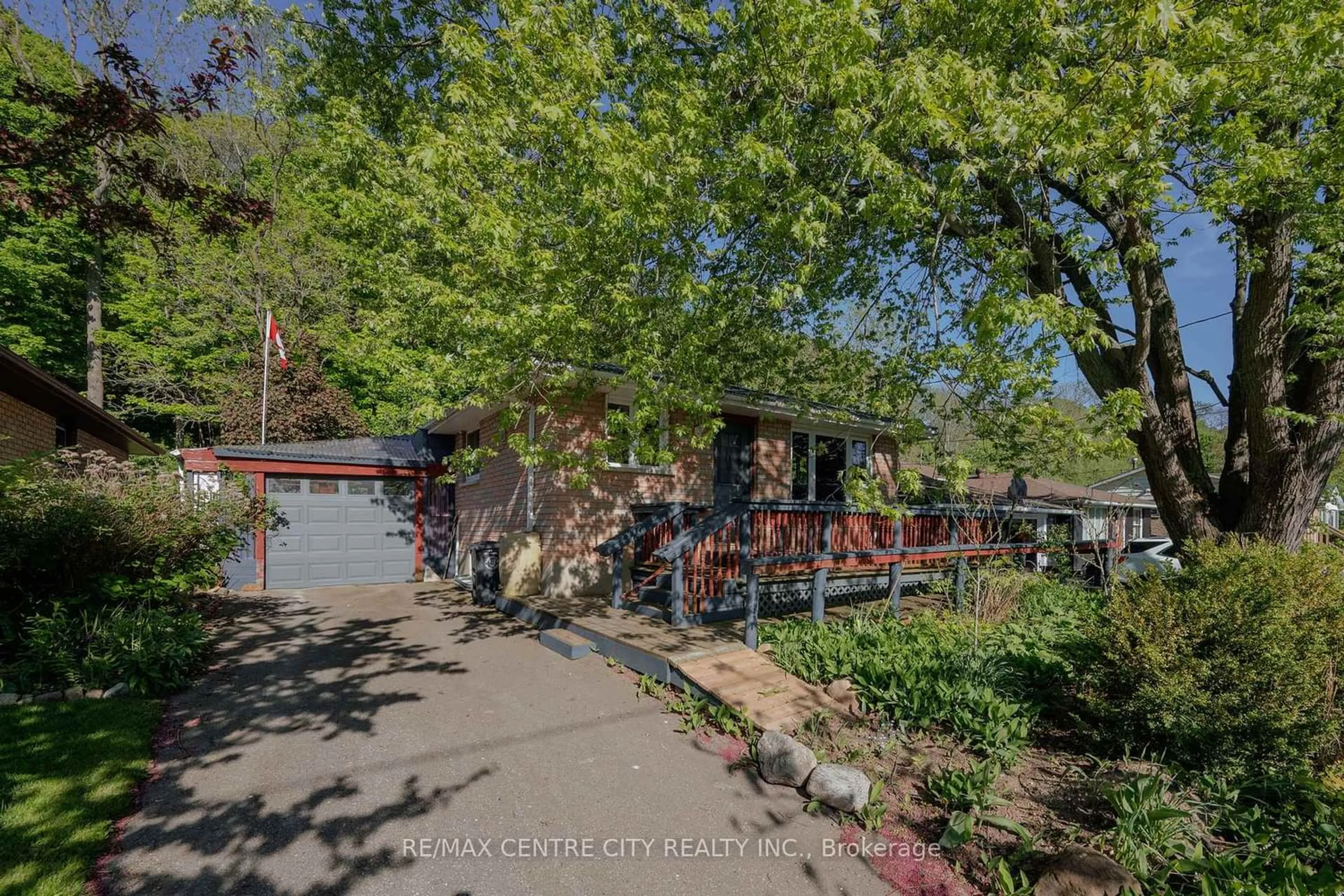 A pic from outside/outdoor area/front of a property/back of a property/a pic from drone, street for 275 Frances St, Central Elgin Ontario N5L 1A9
