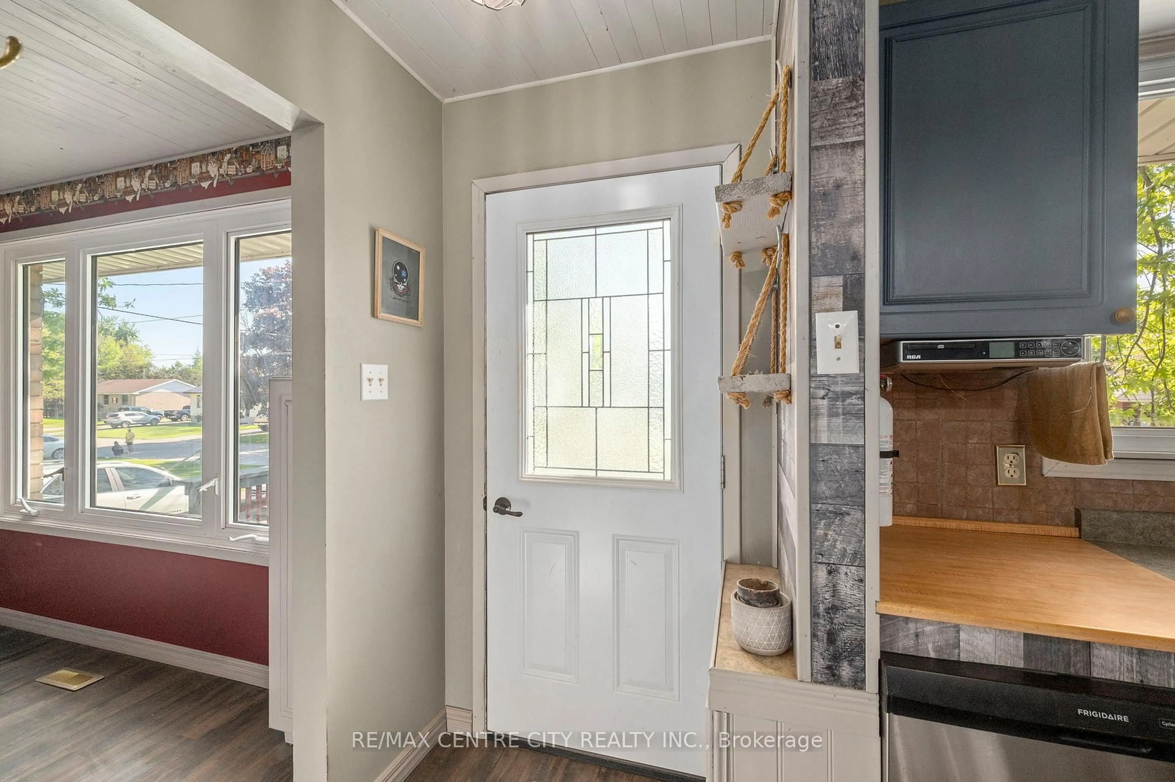 Indoor entryway for 275 Frances St, Central Elgin Ontario N5L 1A9