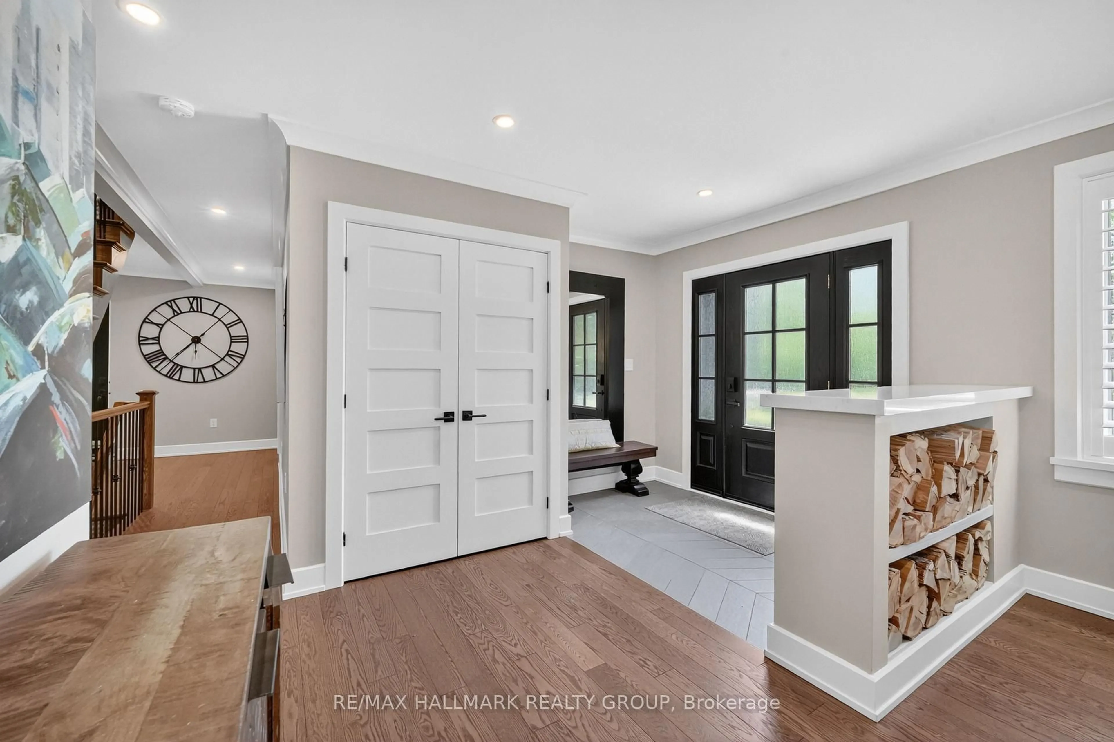 Indoor entryway for 22 CEDAR Rd, Gloucester Ontario K1J 6L4