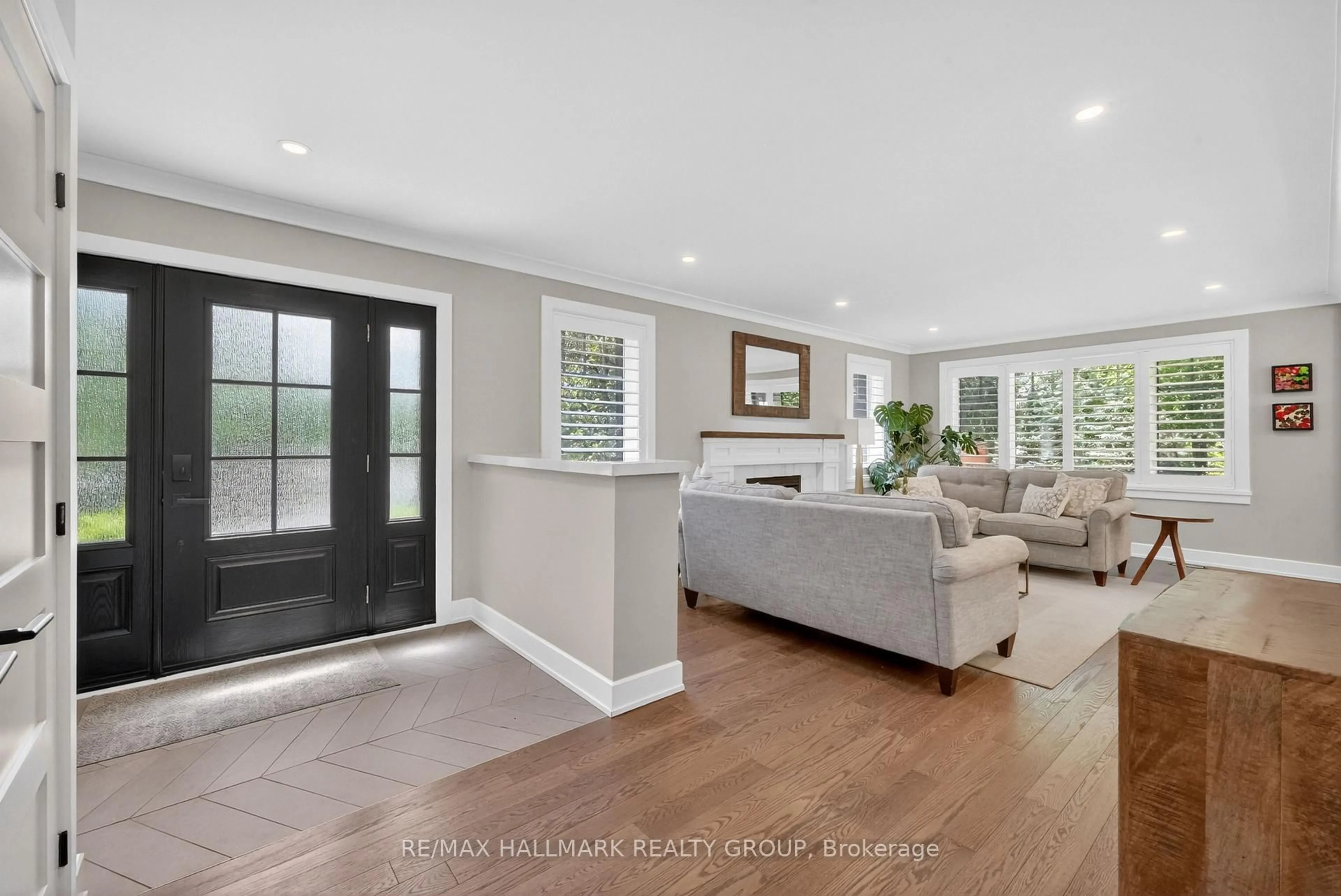Living room with furniture, unknown for 22 CEDAR Rd, Gloucester Ontario K1J 6L4