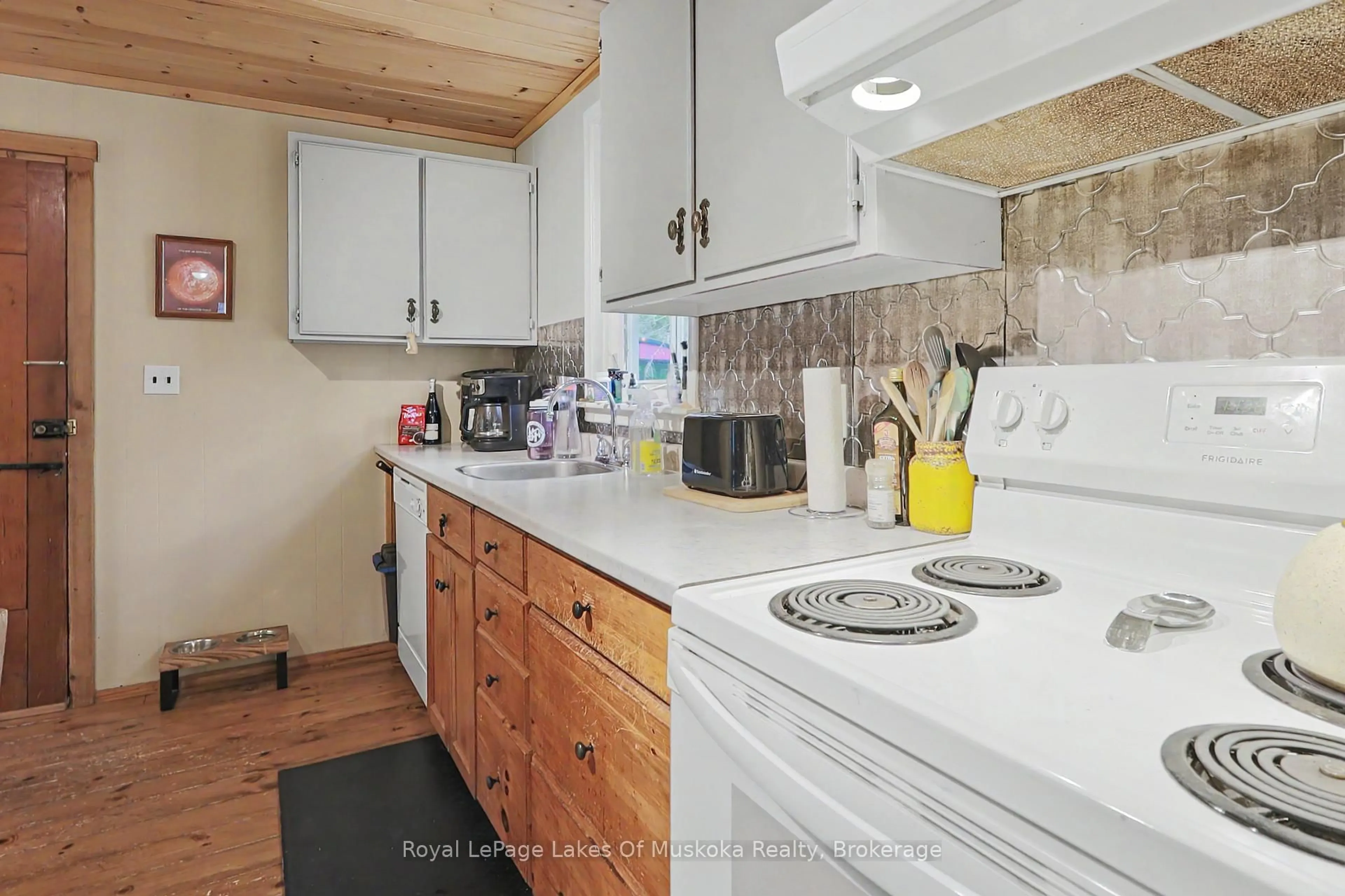 Standard kitchen, unknown for 1003 Kelly Rd, Lake of Bays Ontario P0B 1A0