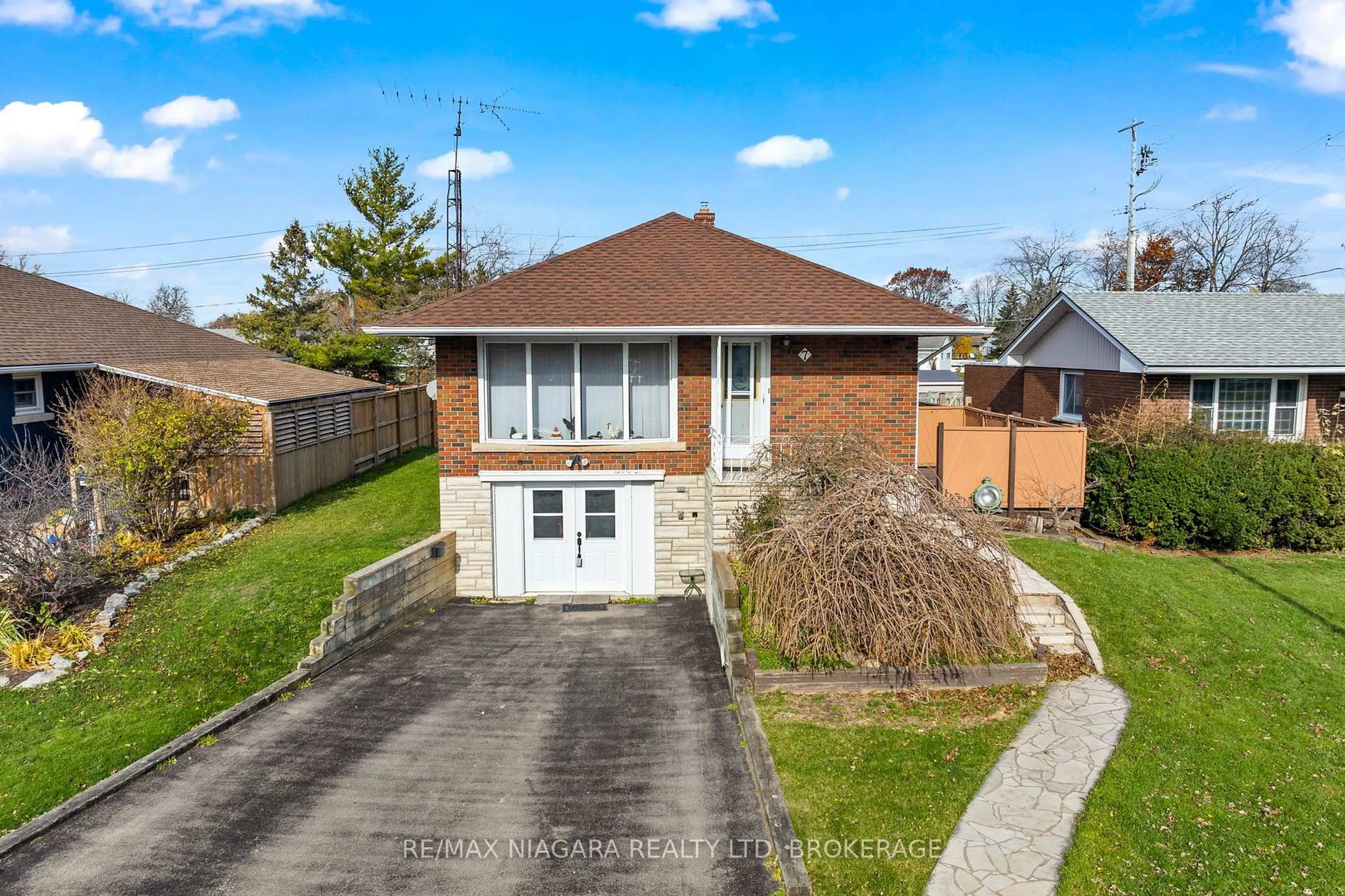 A pic from outside/outdoor area/front of a property/back of a property/a pic from drone, street for 7 South Cres, Port Colborne Ontario L3K 2X8