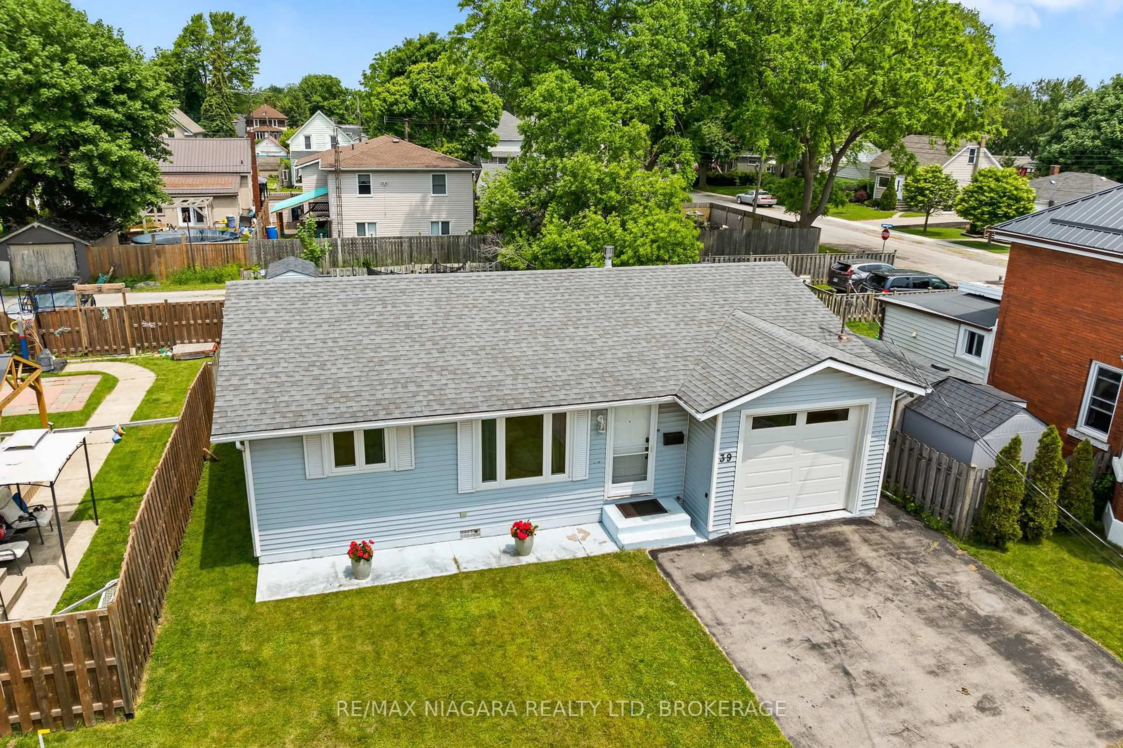 A pic from outside/outdoor area/front of a property/back of a property/a pic from drone, street for 39 Pine St, Port Colborne Ontario L3K 3N6