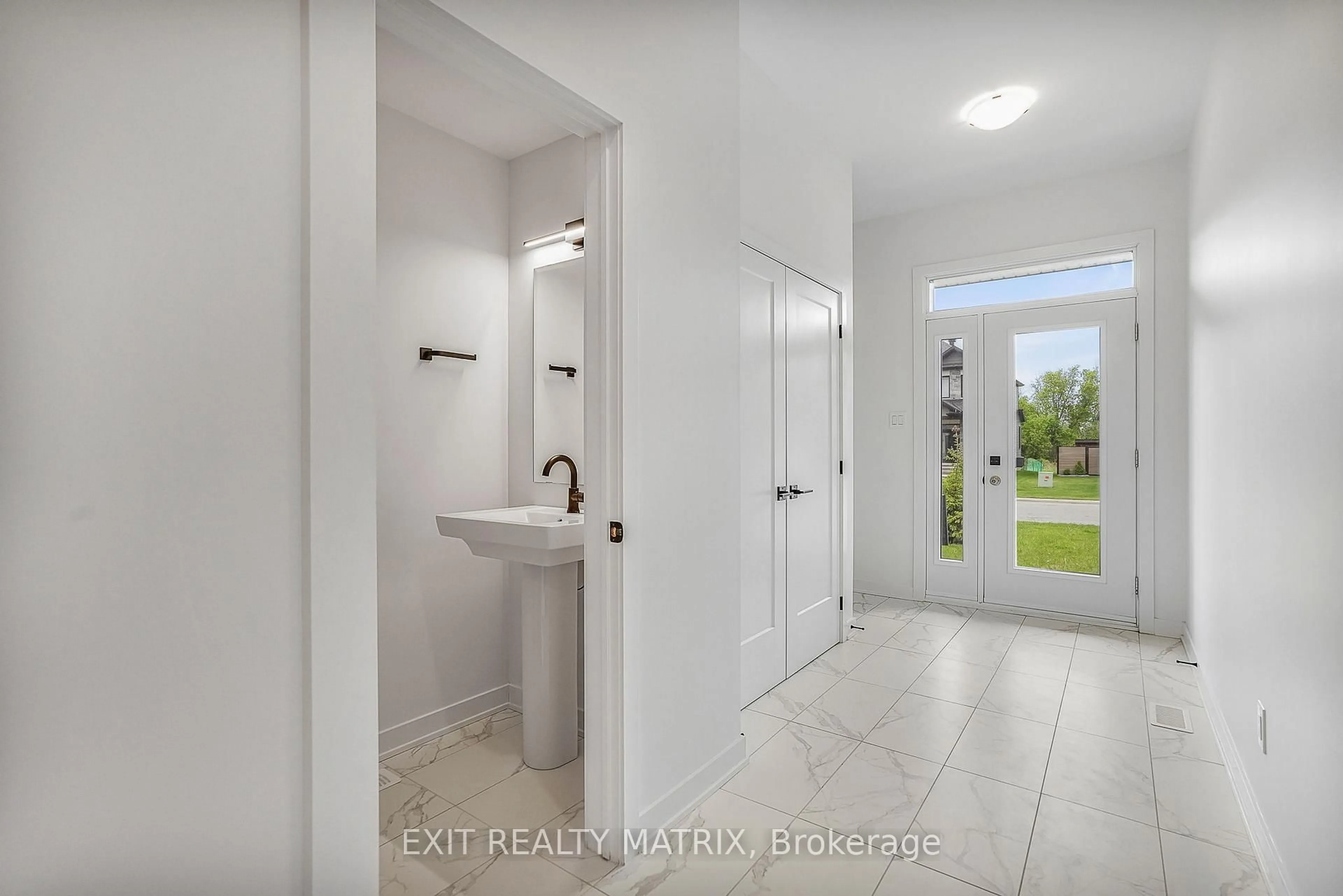 Indoor entryway for 947 Cologne St, Russell Ontario K0A 1W0