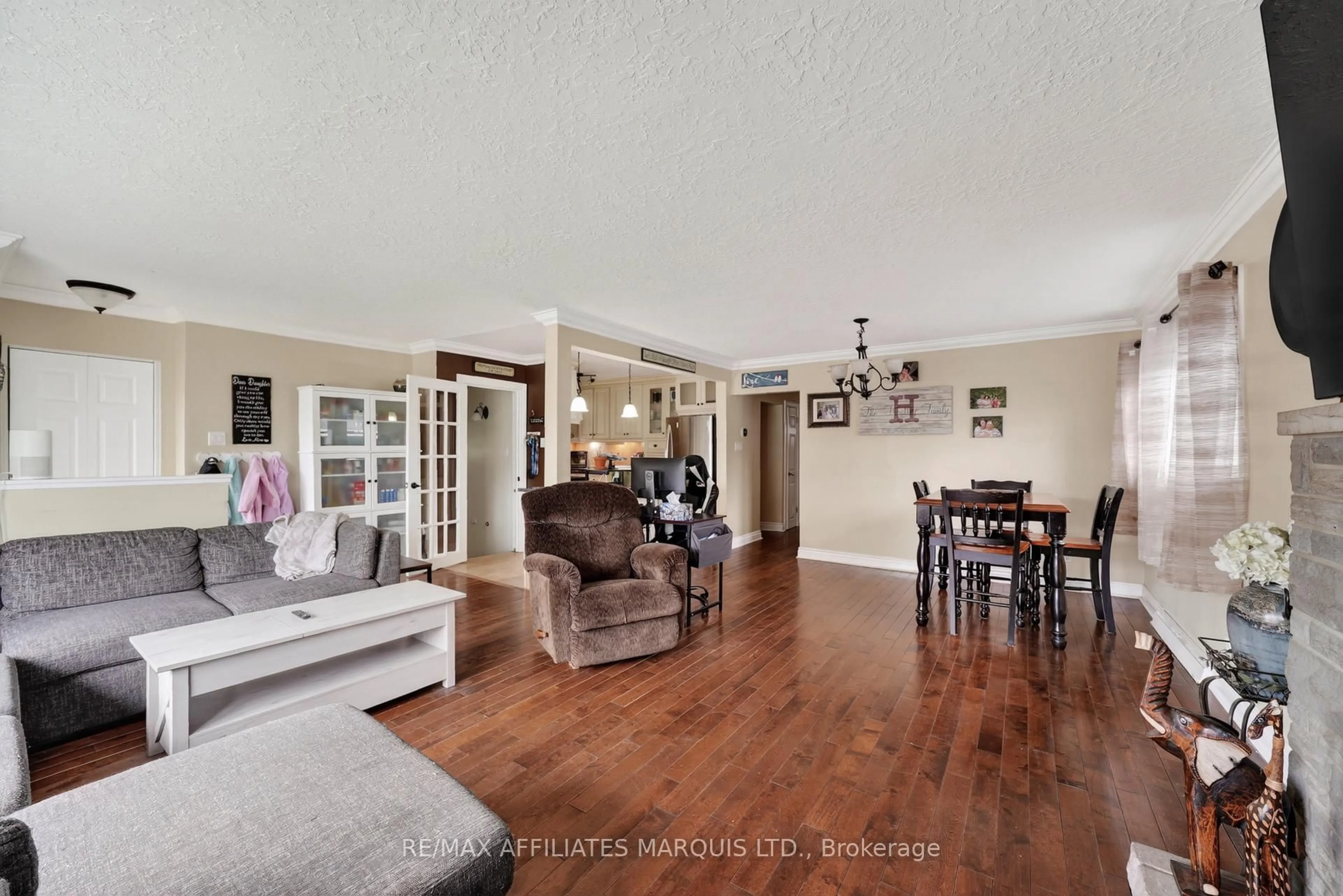 Living room with furniture, wood/laminate floor for 19 Dunbar Ave, Cornwall Ontario K6H 5M6