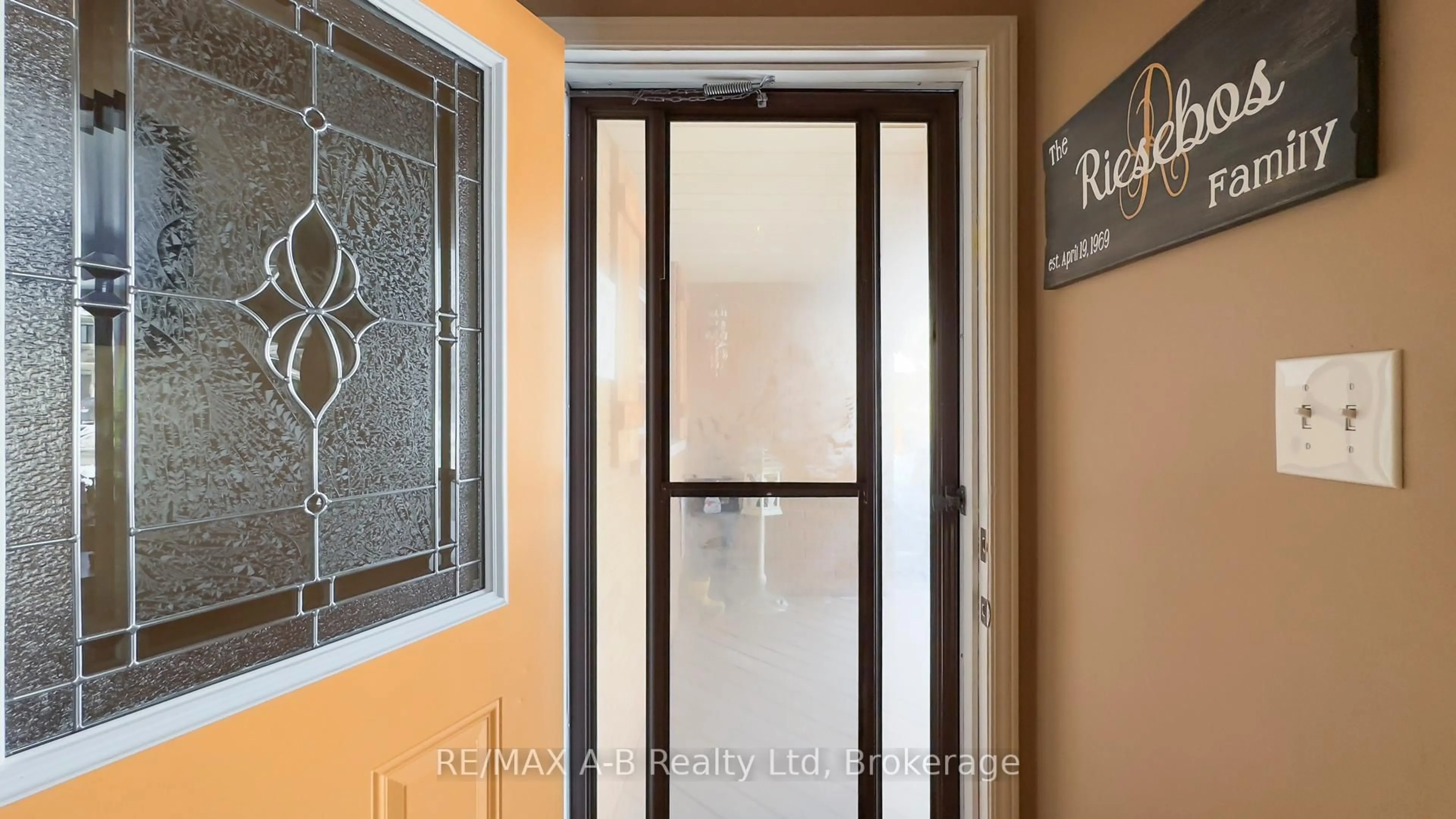 Indoor entryway for 101 Middleton St, Zorra Ontario N0M 2M0