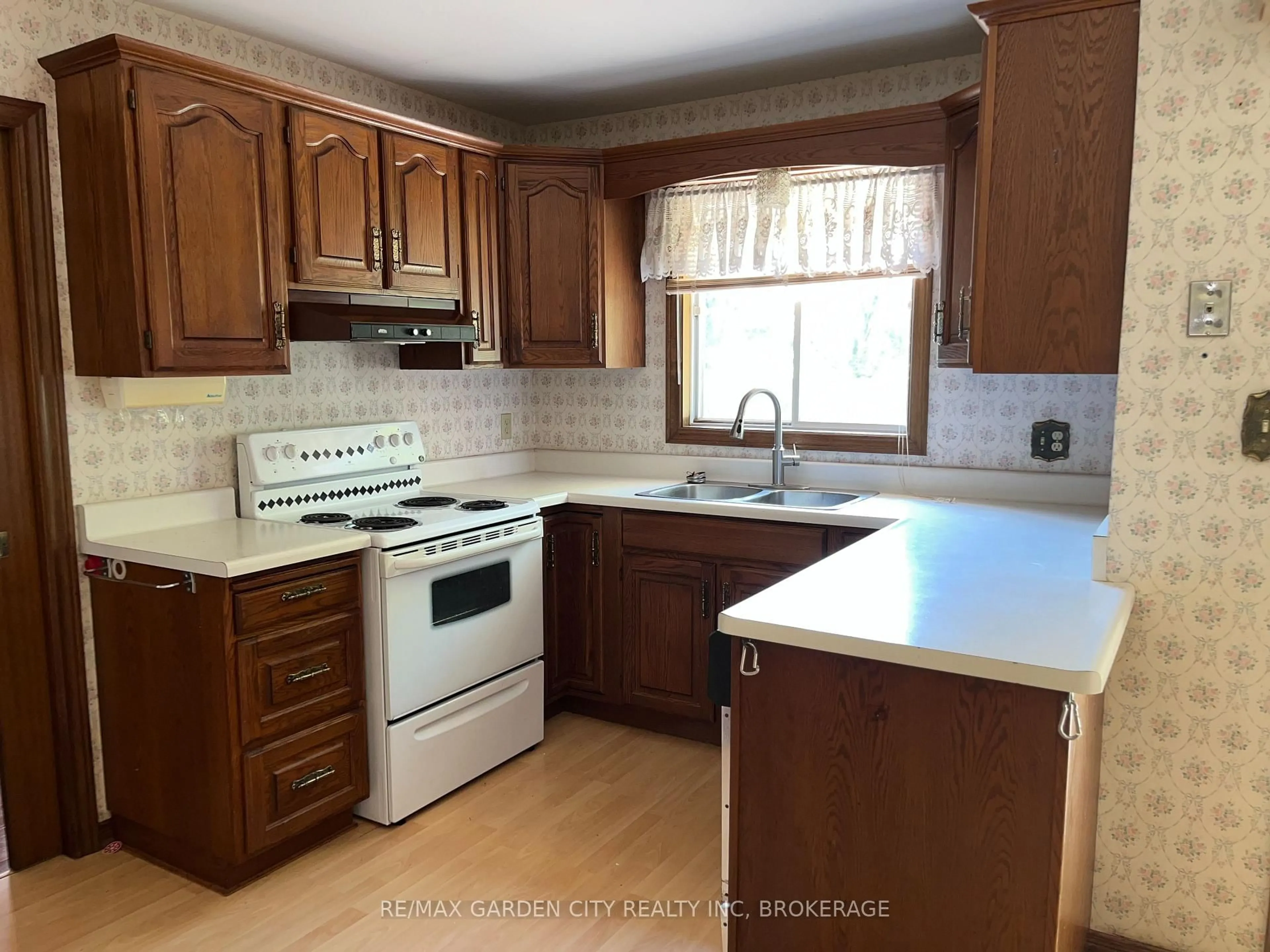 Standard kitchen, unknown for 86 Sawmill Rd, St. Catharines Ontario L2S 3K5