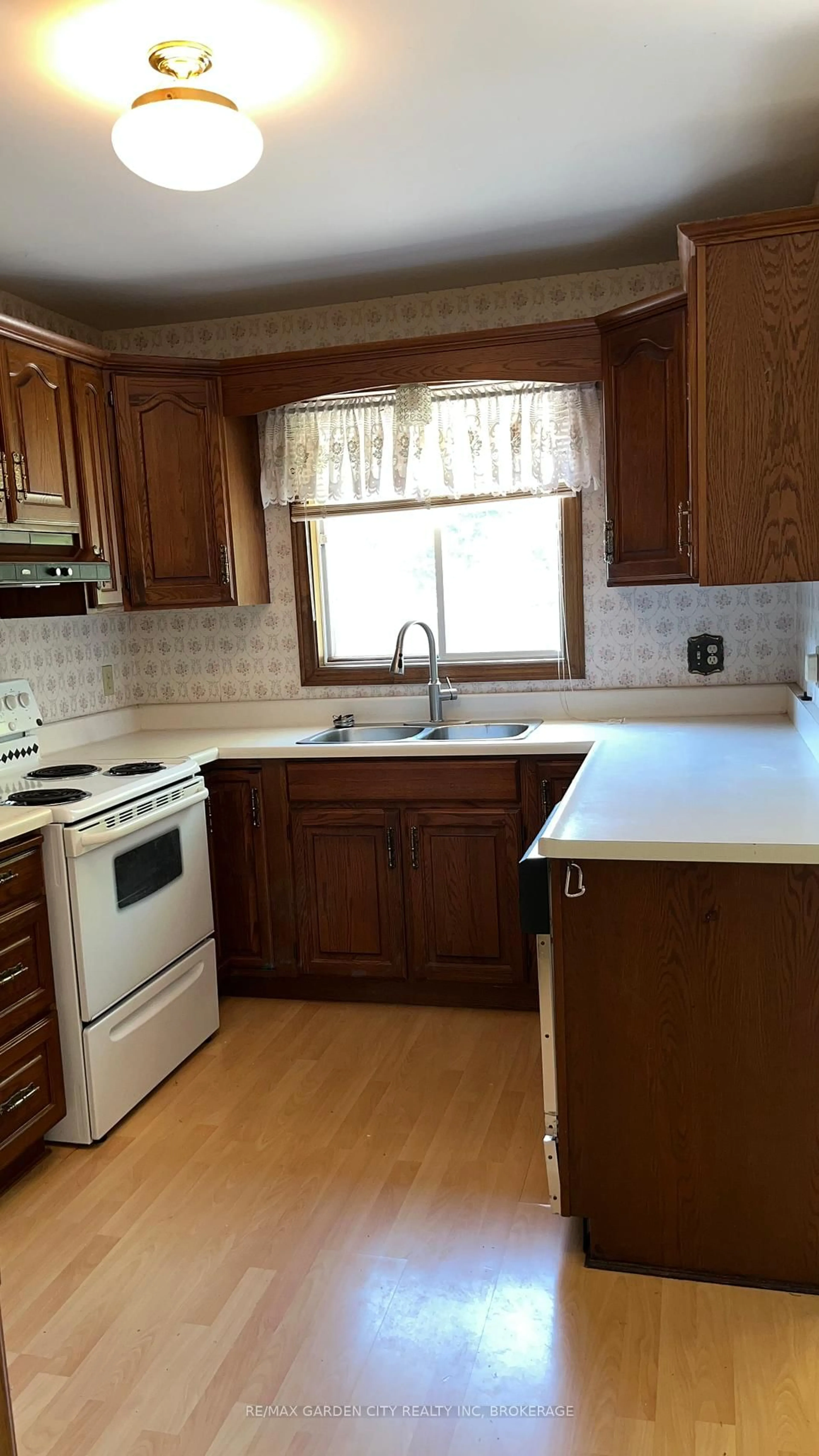 Standard kitchen, unknown for 86 Sawmill Rd, St. Catharines Ontario L2S 3K5