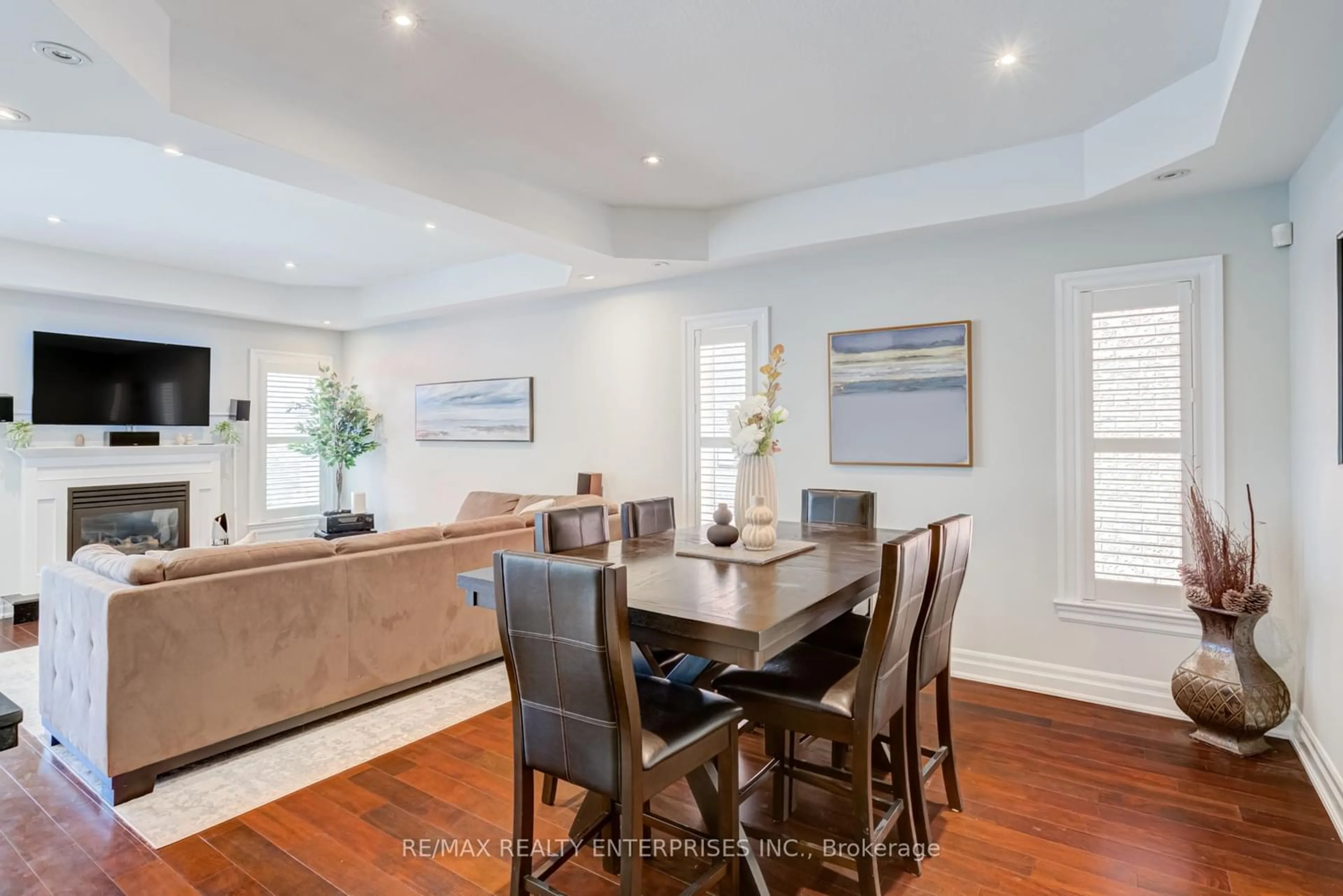 Dining room, wood/laminate floor for 444 Dicenzo Dr, Hamilton Ontario L9B 0B3
