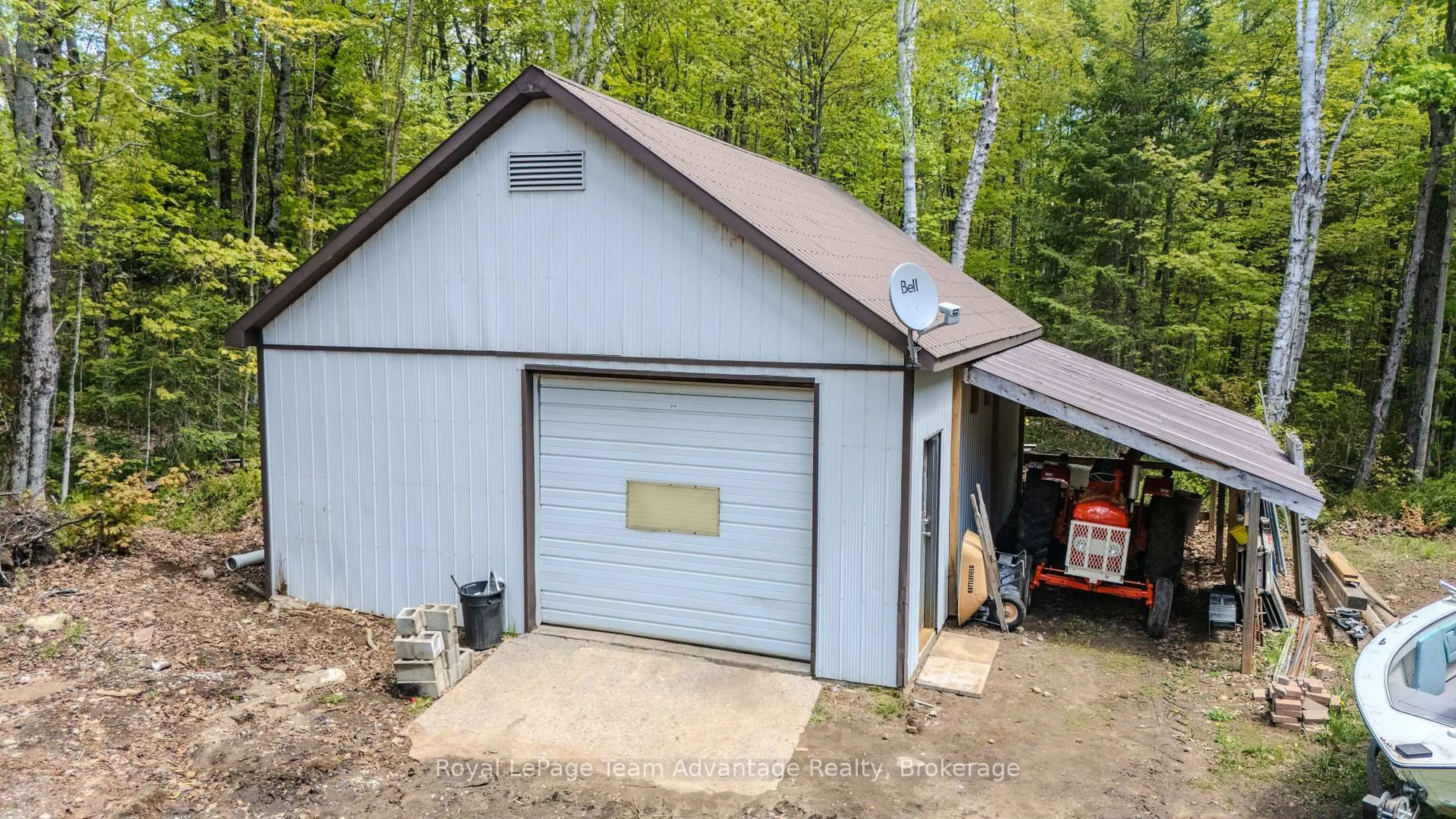 Indoor garage for 548C East Bear Lake Rd, McMurrich/Monteith Ontario P0A 1Y0