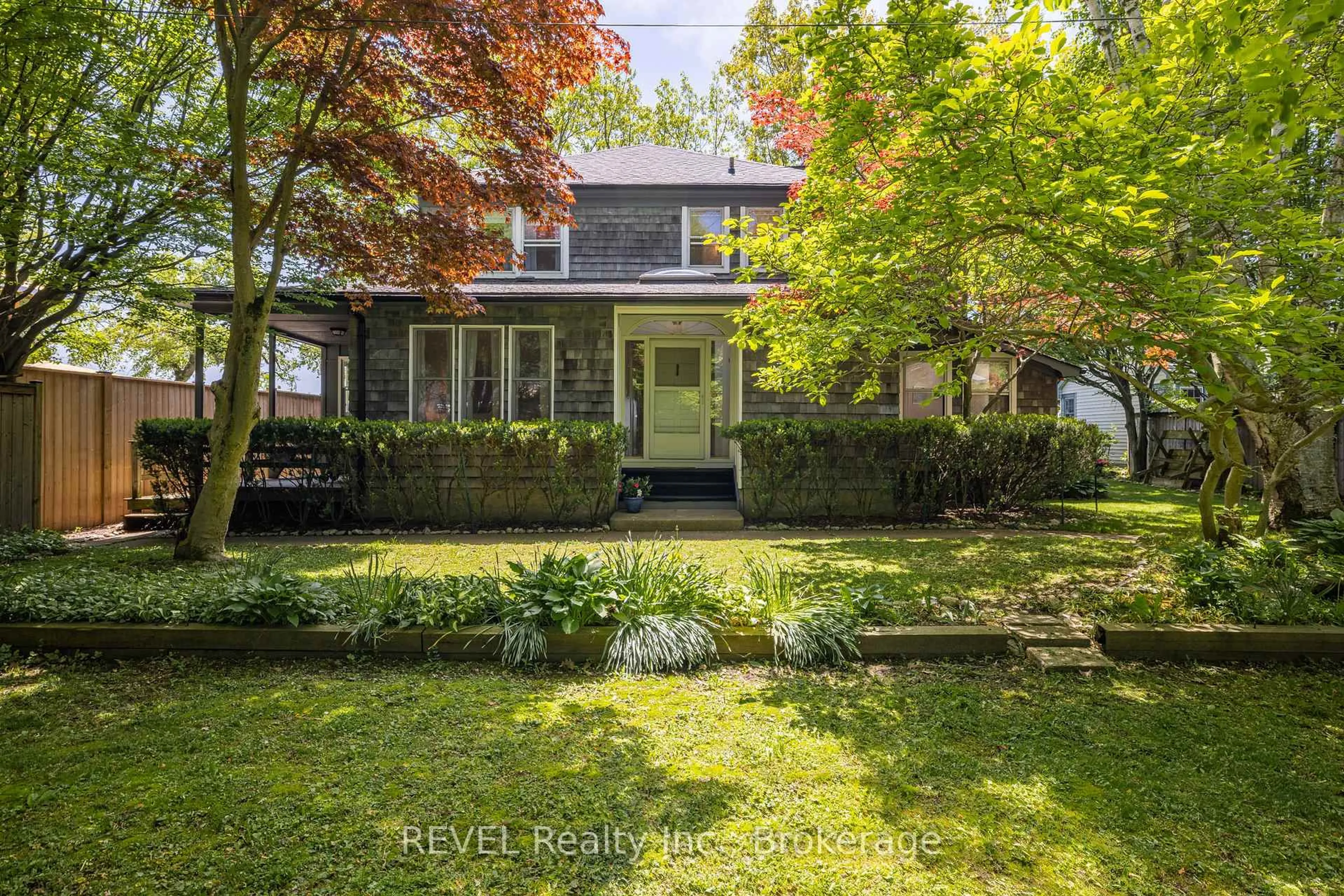 A pic from outside/outdoor area/front of a property/back of a property/a pic from drone, street for 2133 Macdonald Dr, Fort Erie Ontario L2A 5M4
