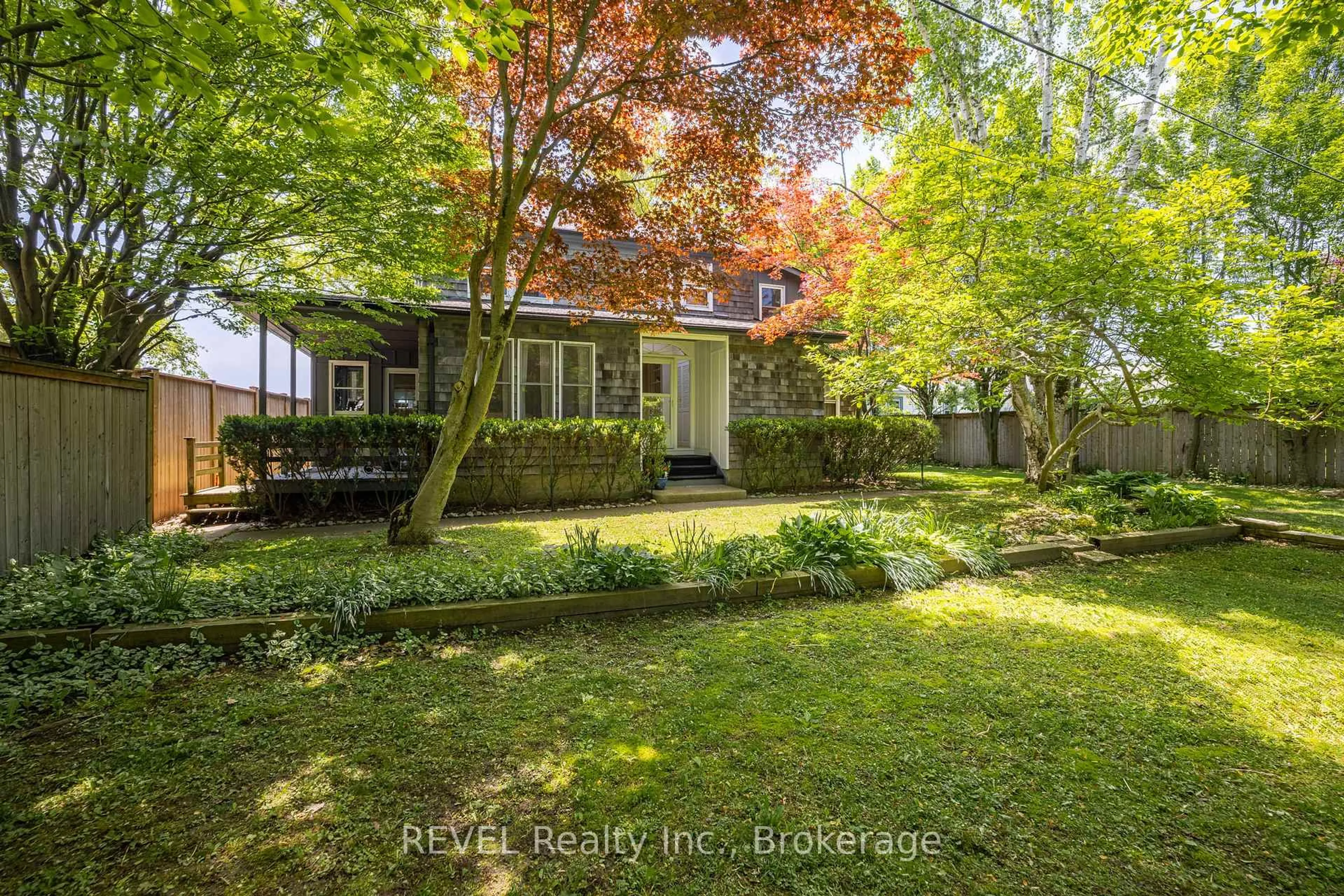 A pic from outside/outdoor area/front of a property/back of a property/a pic from drone, street for 2133 Macdonald Dr, Fort Erie Ontario L2A 5M4