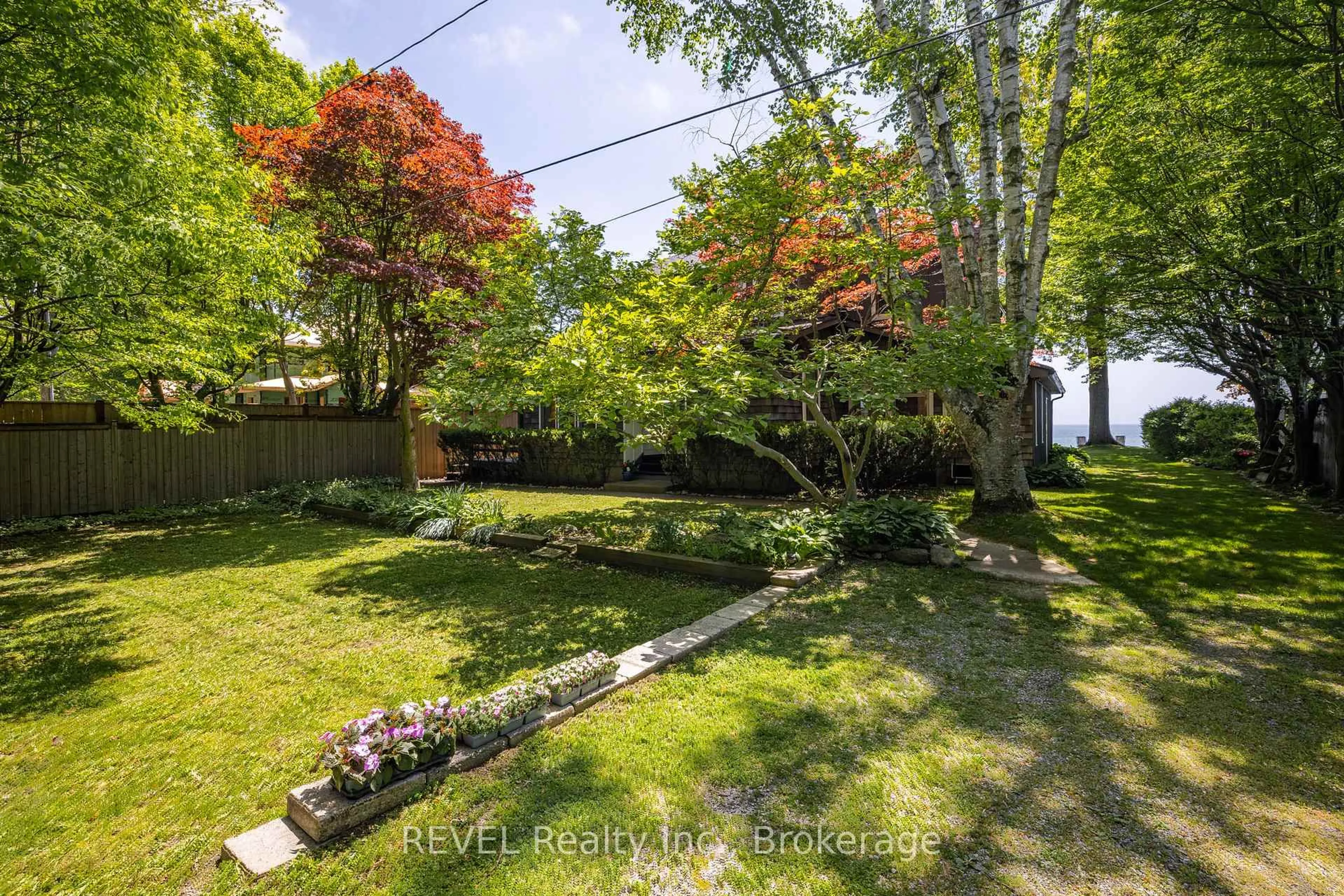 A pic from outside/outdoor area/front of a property/back of a property/a pic from drone, water/lake/river/ocean view for 2133 Macdonald Dr, Fort Erie Ontario L2A 5M4