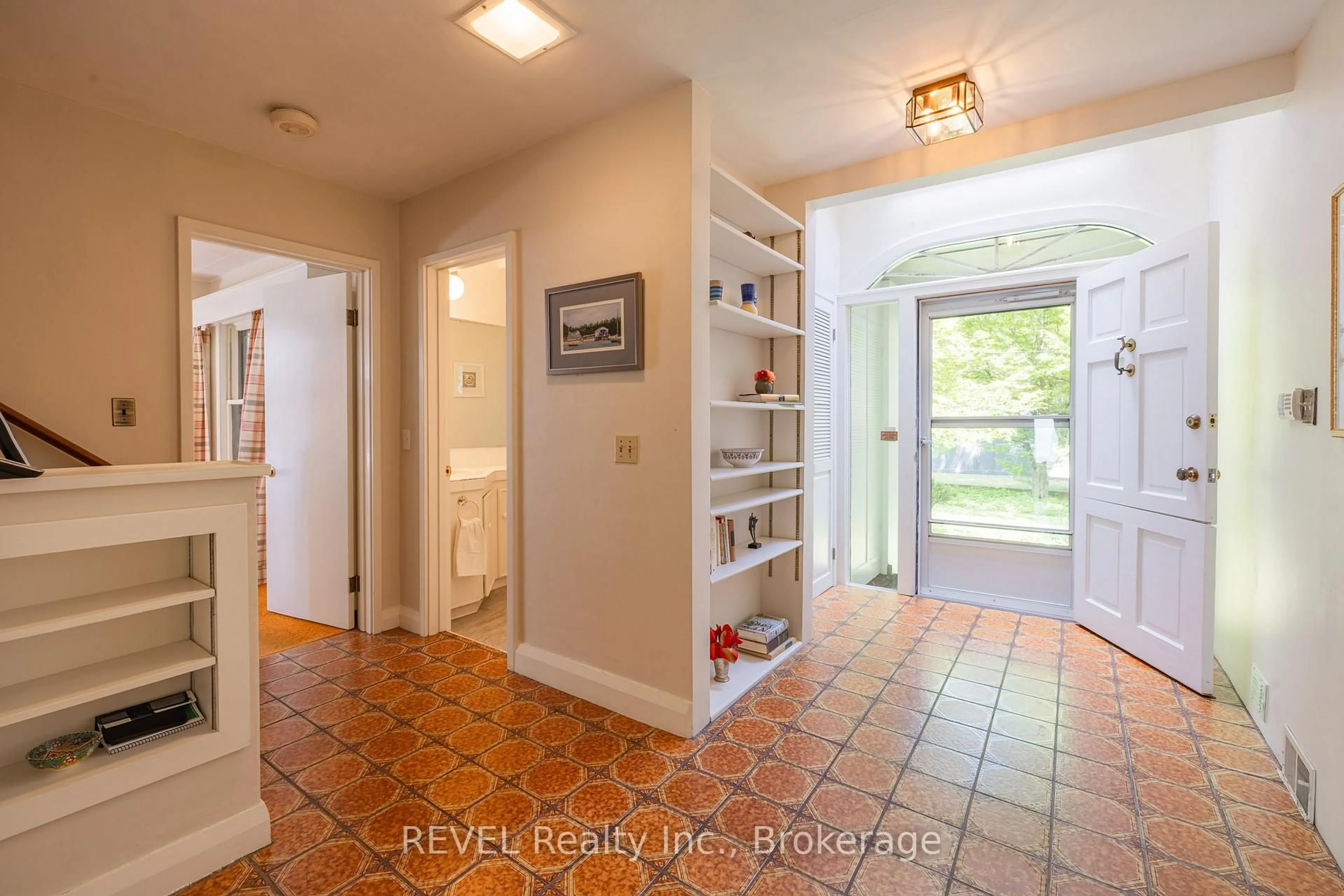 Indoor entryway for 2133 Macdonald Dr, Fort Erie Ontario L2A 5M4