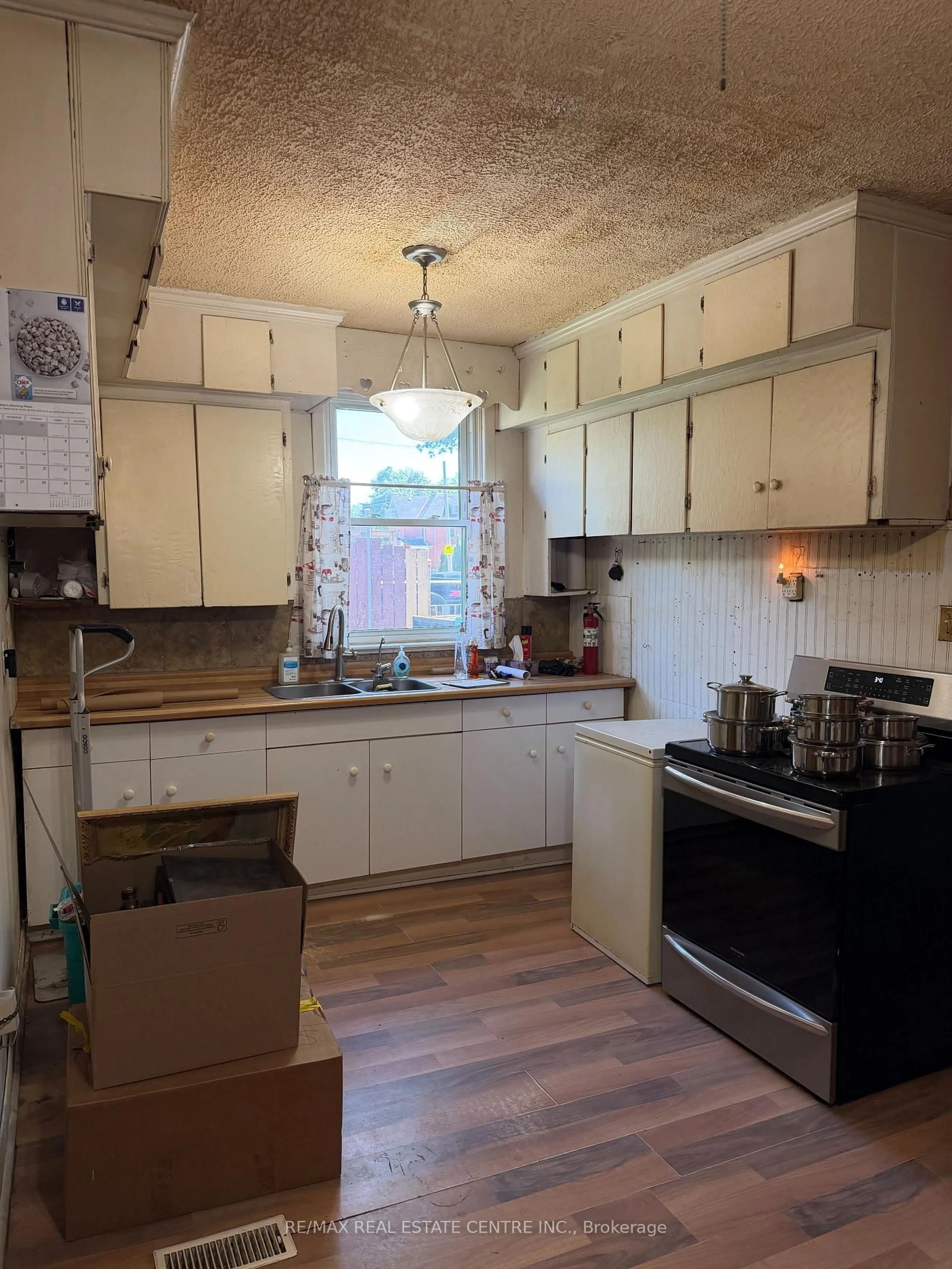 Standard kitchen, wood/laminate floor for 21 Glenmorris St, Cambridge Ontario N1S 2Y1