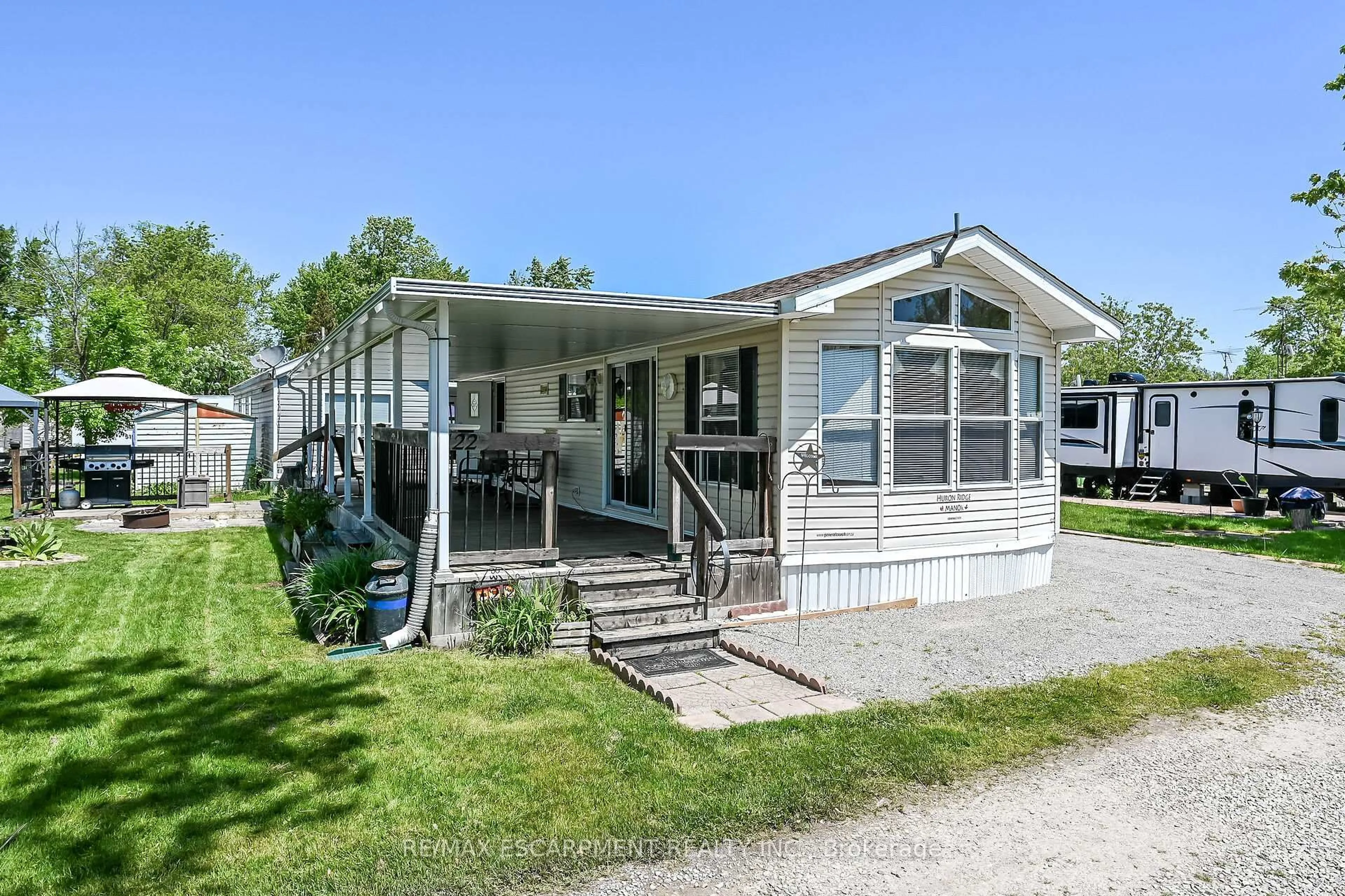 Home with vinyl exterior material, water/lake/river/ocean view for 1001 Haldimand Road 17 #122, Haldimand Ontario N0A 1E0