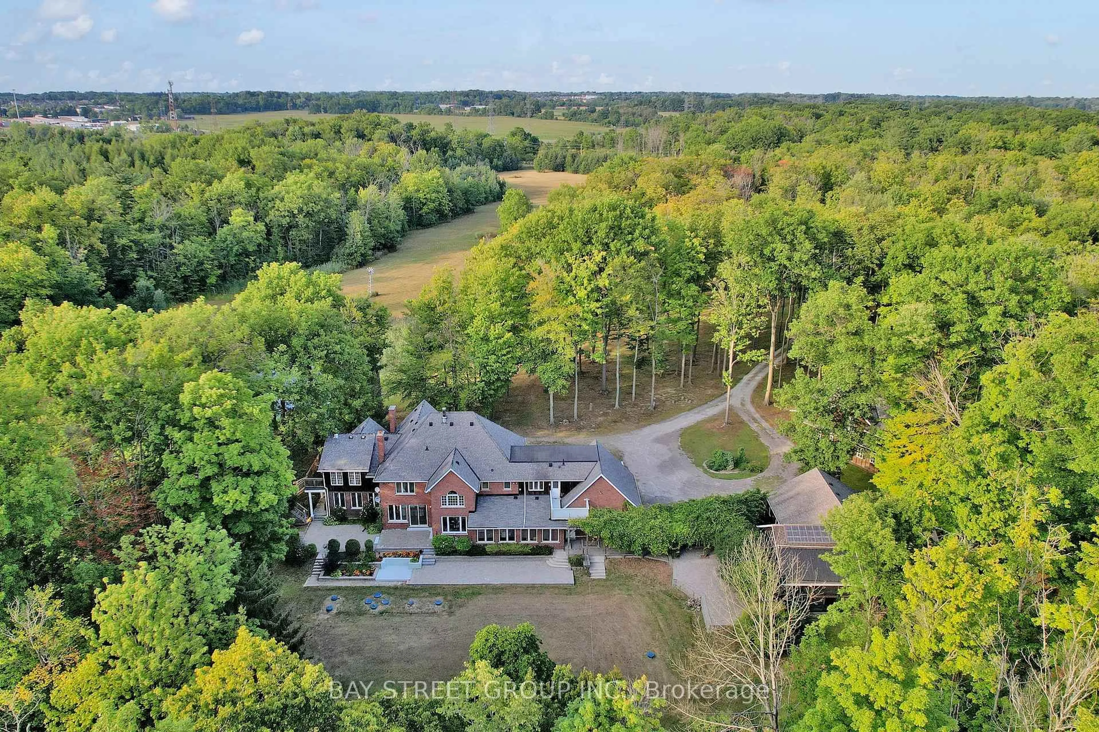 A pic from outside/outdoor area/front of a property/back of a property/a pic from drone, unknown for 902 Shaver Rd, Hamilton Ontario L9G 3K9