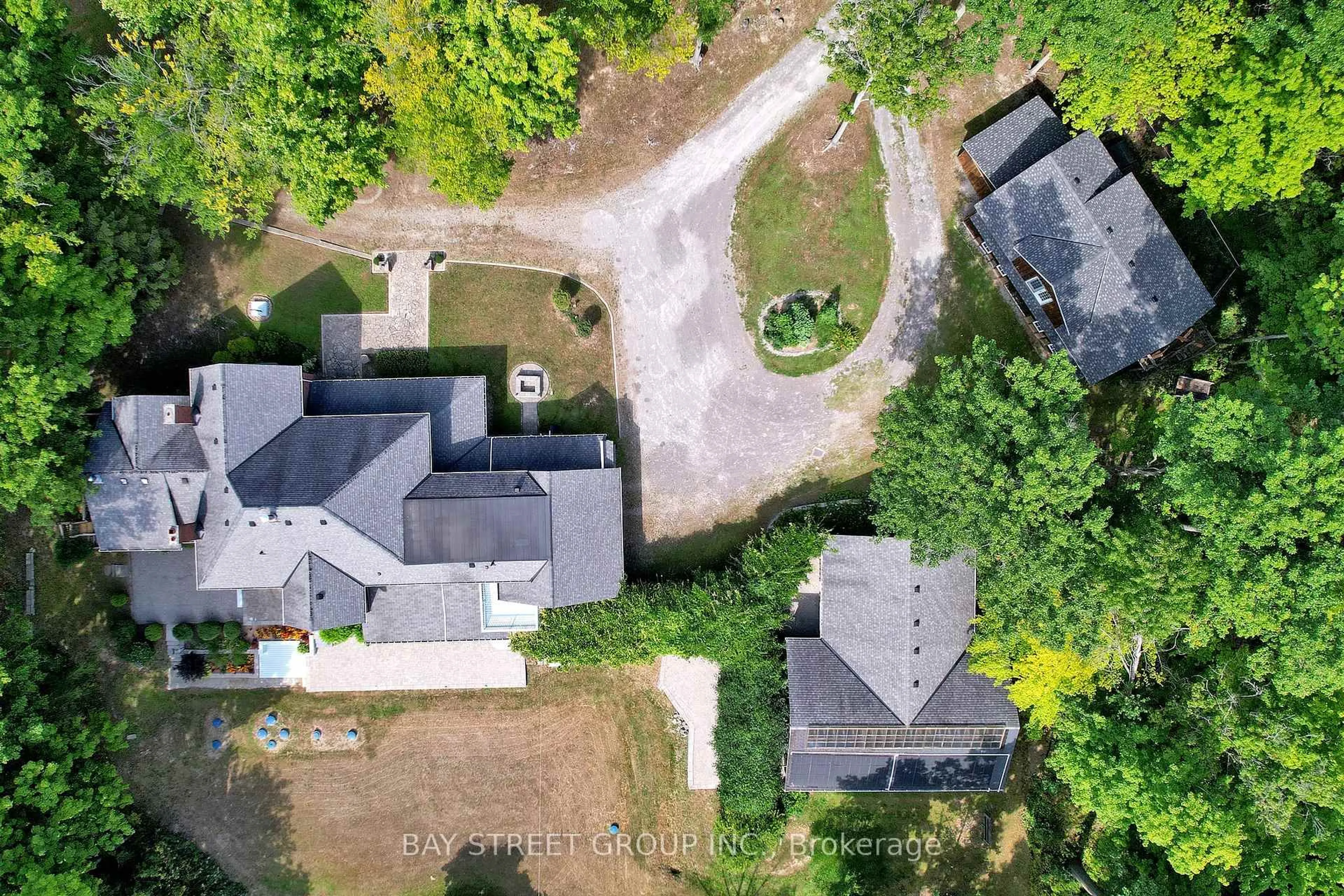 A pic from outside/outdoor area/front of a property/back of a property/a pic from drone, unknown for 902 Shaver Rd, Hamilton Ontario L9G 3K9