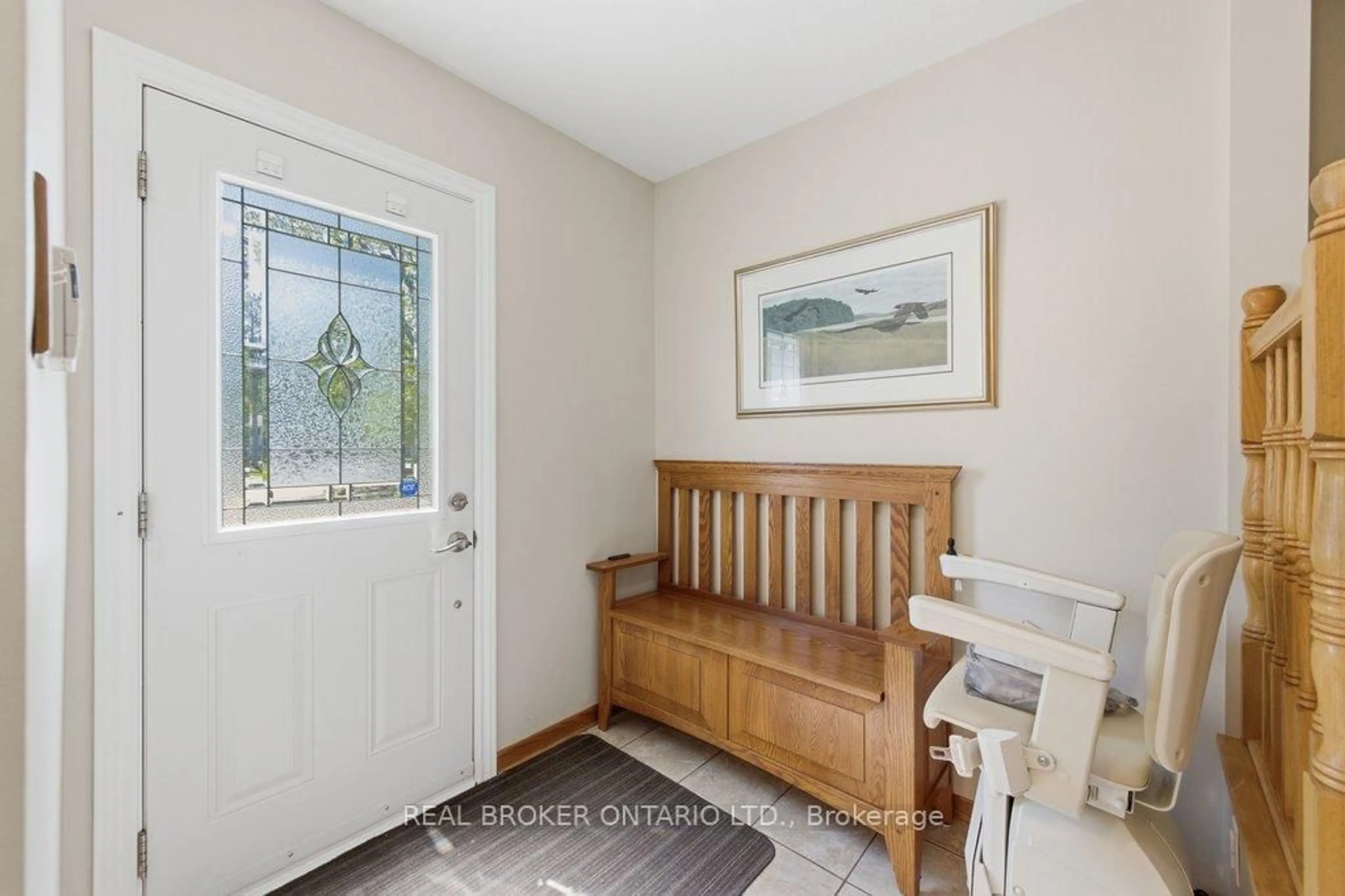 Indoor entryway for 13 Beddoe Lane, Ottawa Ontario K1B 3X9