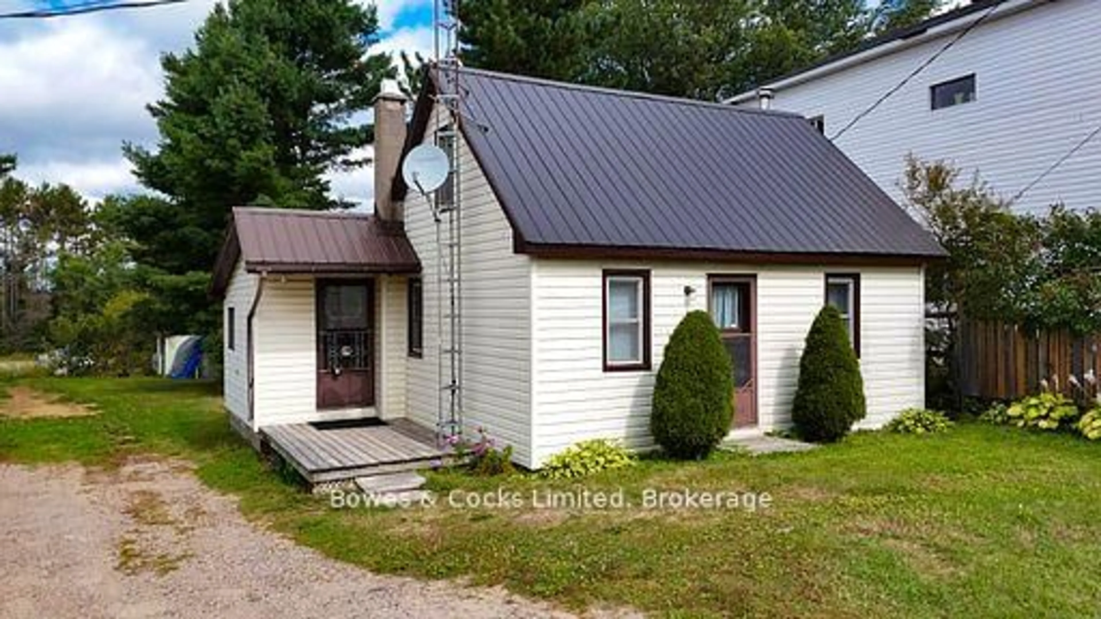 Home with vinyl exterior material, building for 33023 Highway 62, Maynooth Ontario K0L 2S0