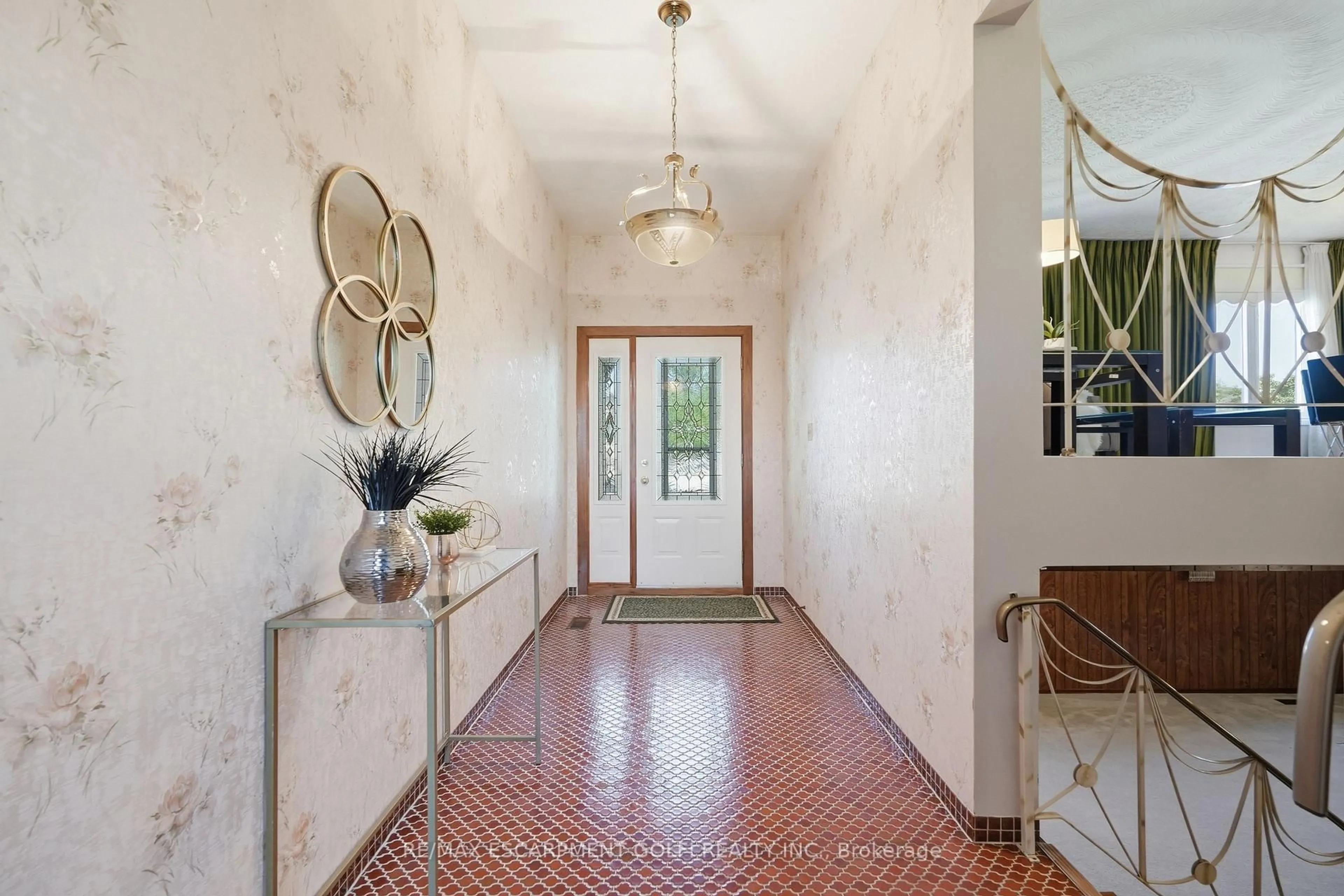 Indoor foyer for 64 EASTBURY Dr, Hamilton Ontario L8E 2V4