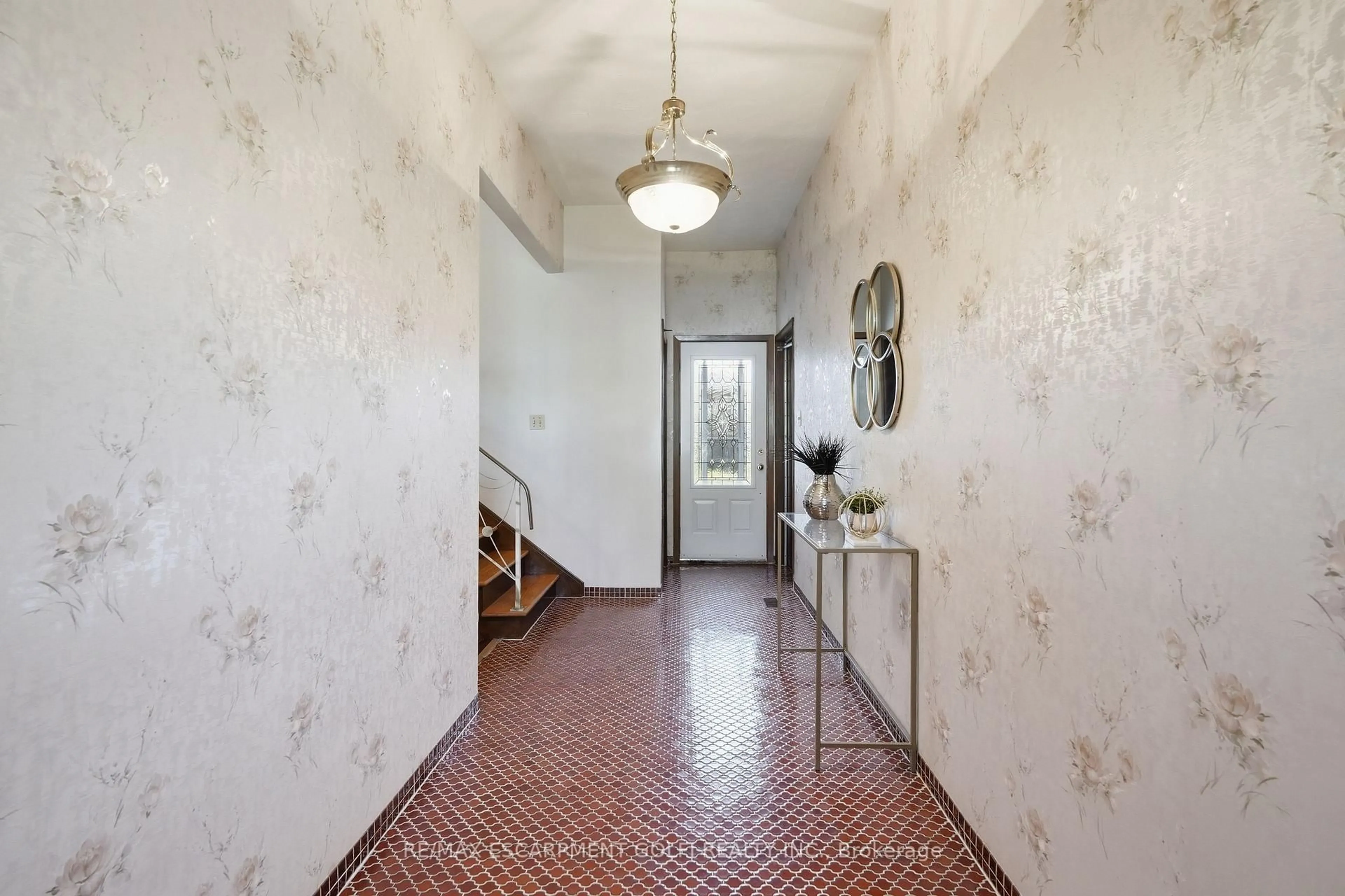 Indoor foyer for 64 EASTBURY Dr, Hamilton Ontario L8E 2V4
