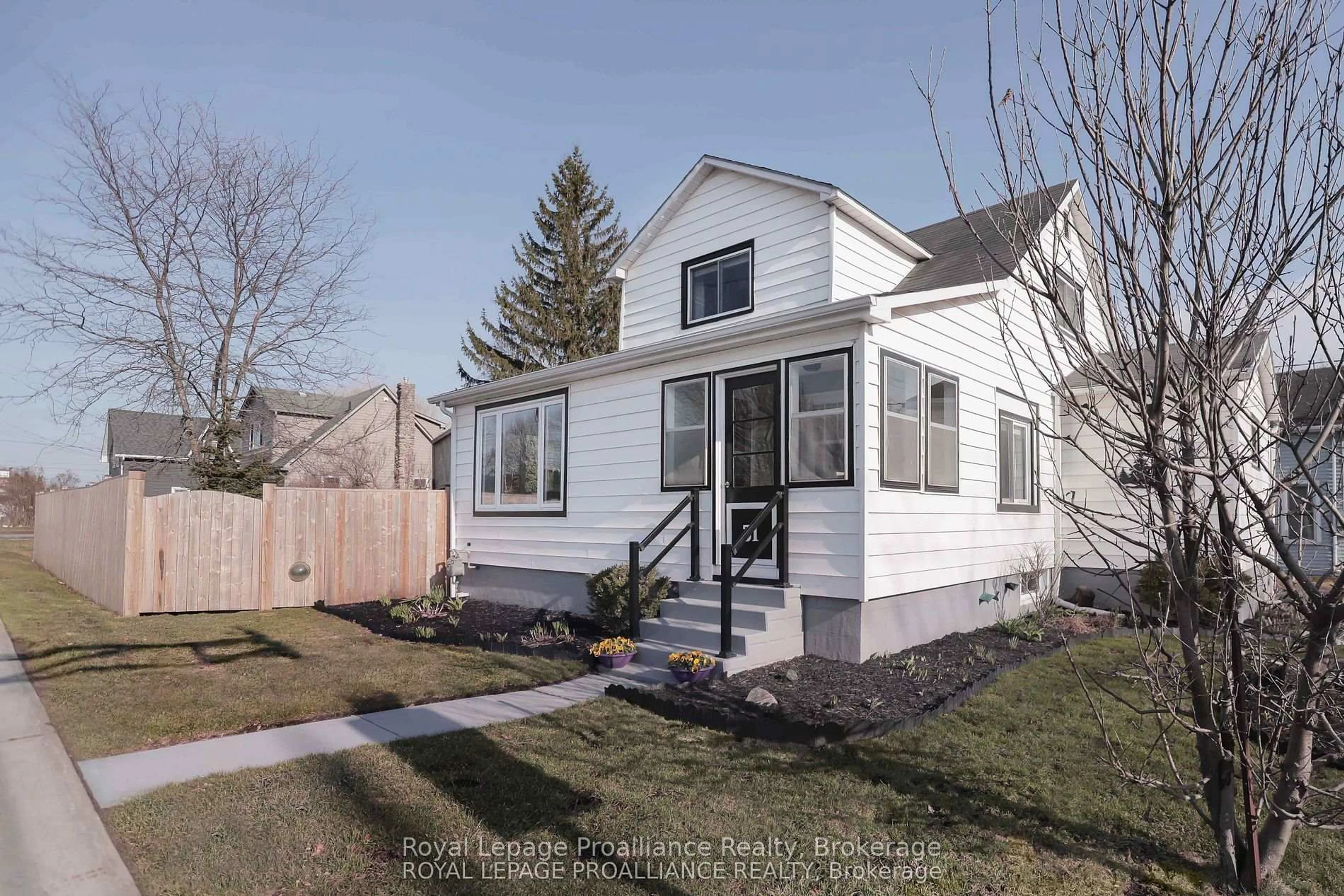 Home with vinyl exterior material, street for 31 Elizabeth St, Brighton Ontario K0K 1H0