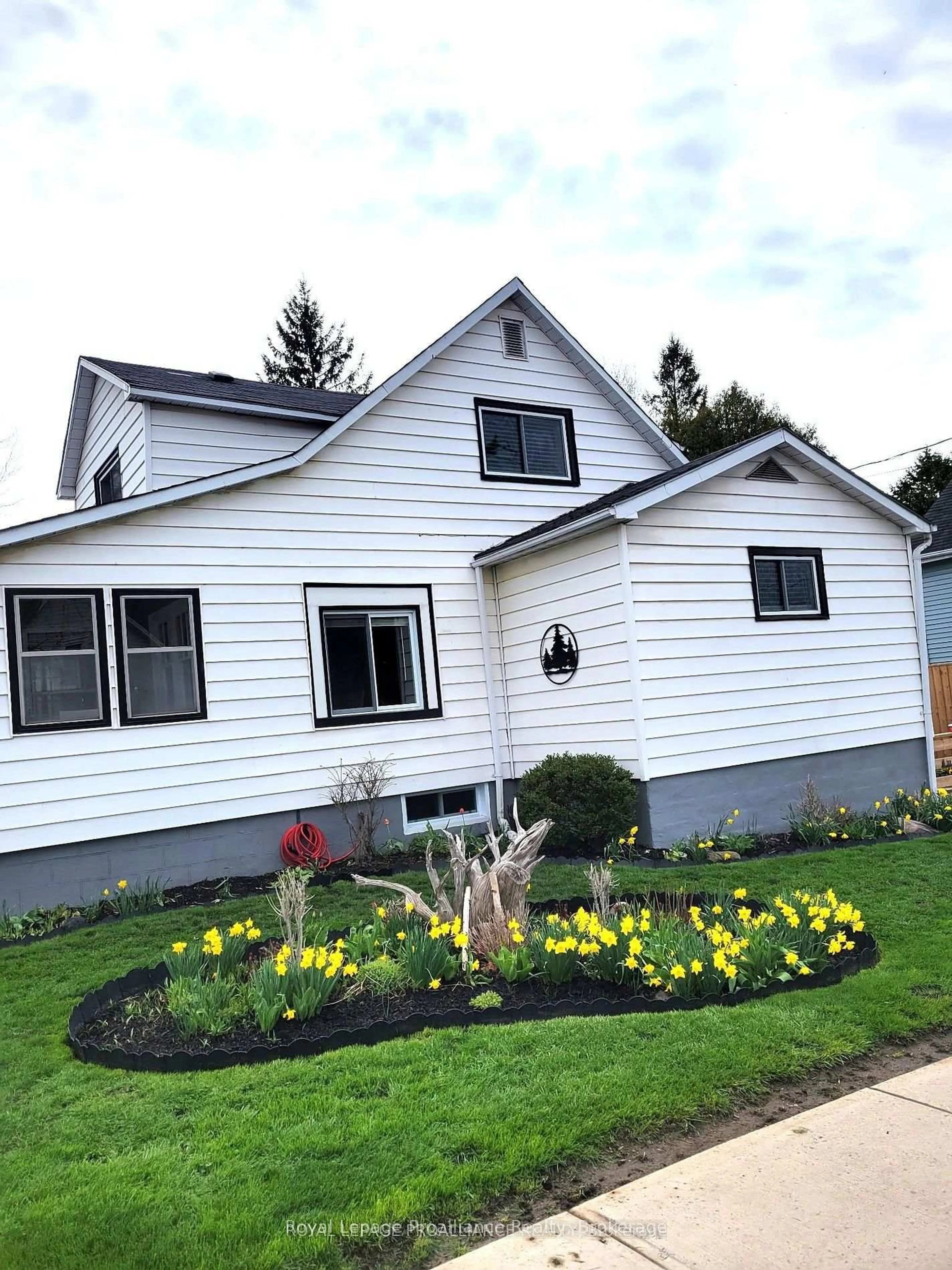 Home with vinyl exterior material, street for 31 Elizabeth St, Brighton Ontario K0K 1H0