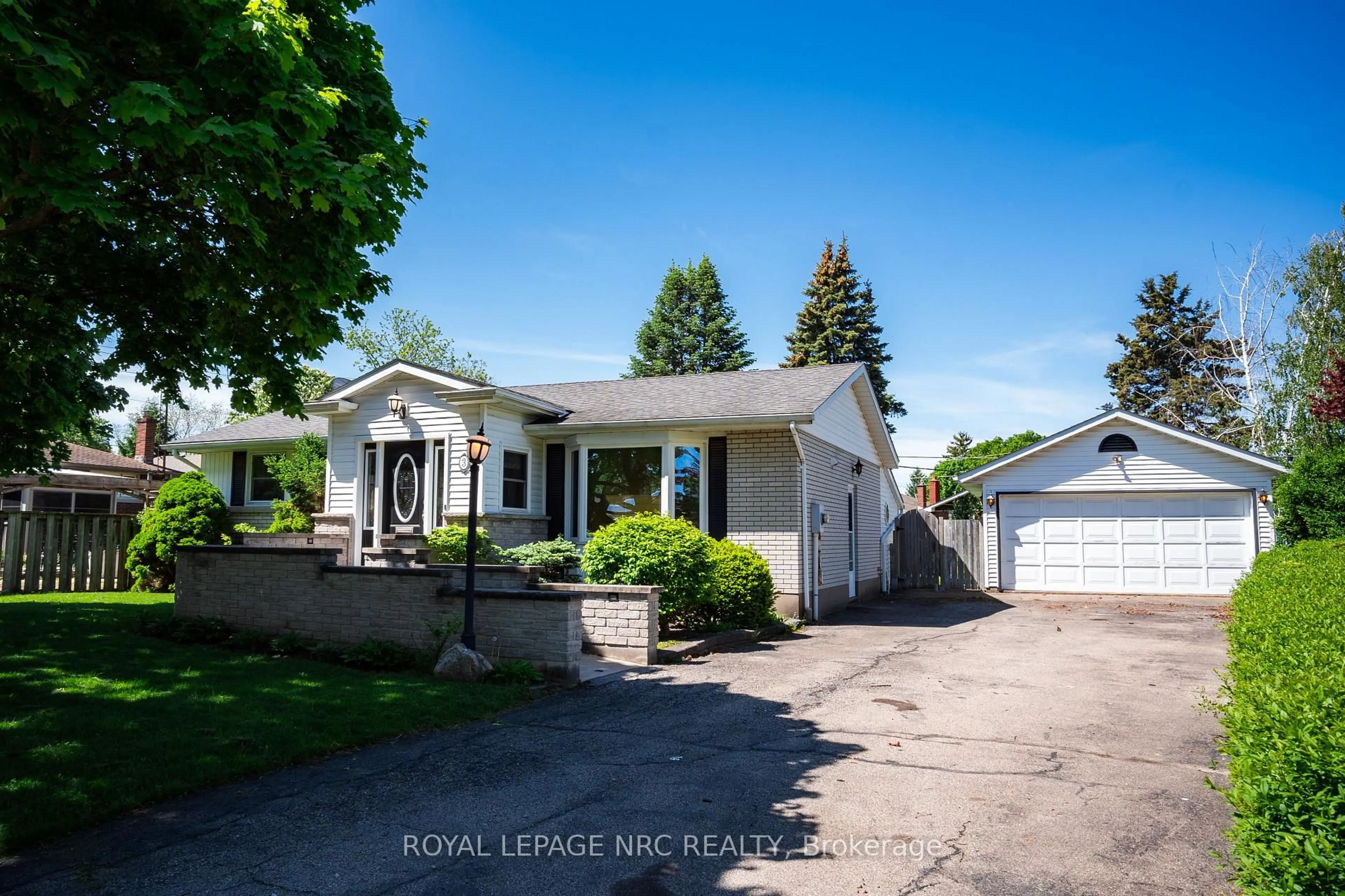 A pic from outside/outdoor area/front of a property/back of a property/a pic from drone, street for 3 Monique Cres, St. Catharines Ontario L2M 1S8