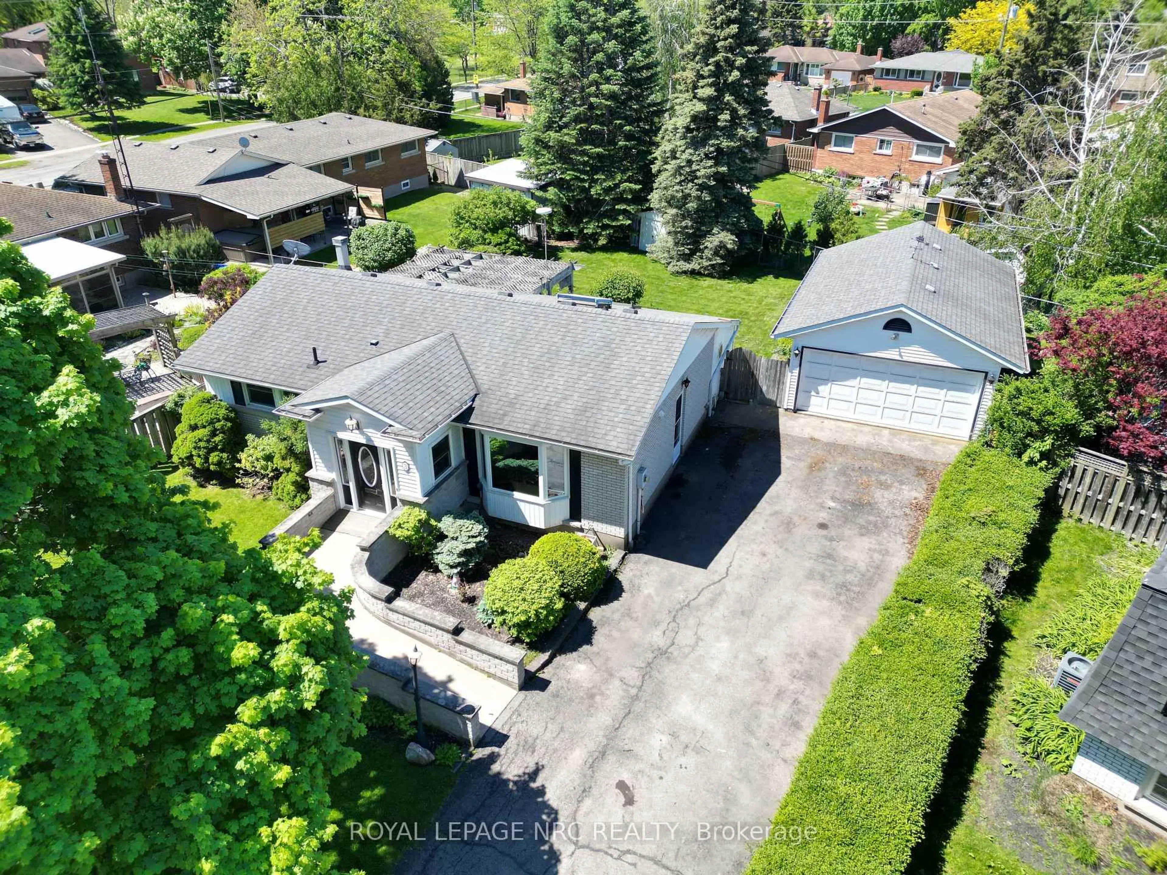 A pic from outside/outdoor area/front of a property/back of a property/a pic from drone, street for 3 Monique Cres, St. Catharines Ontario L2M 1S8