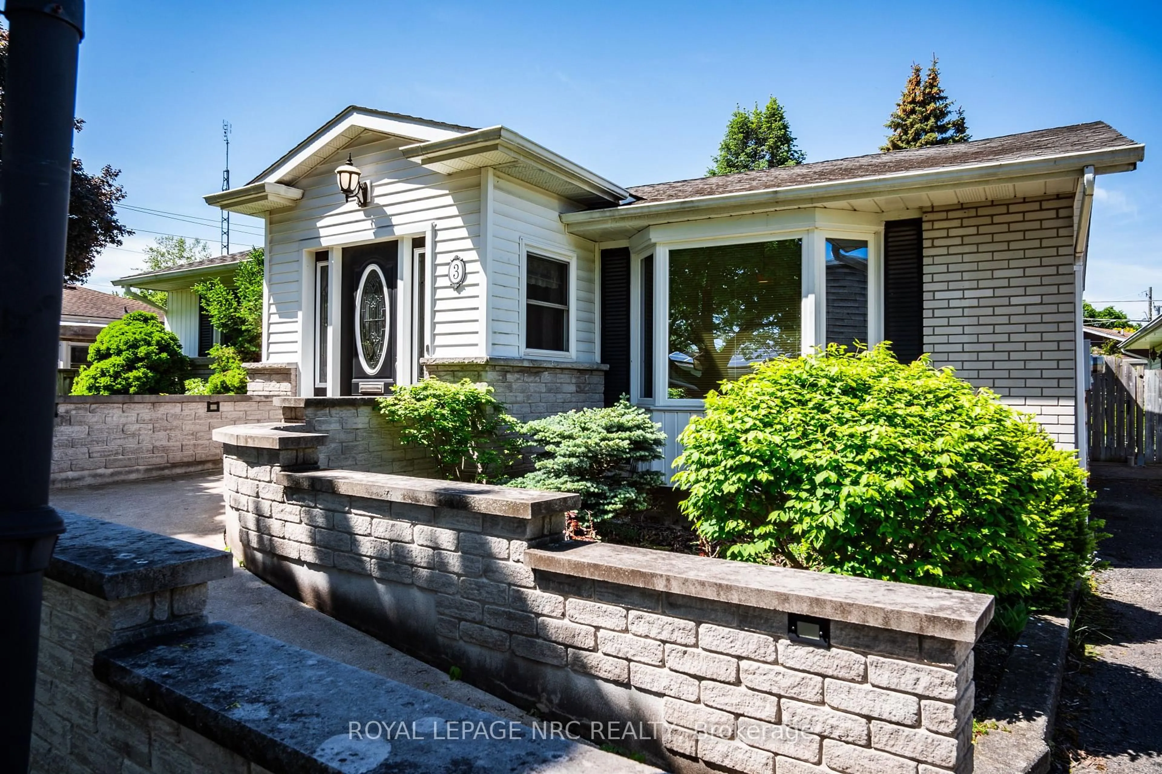 Home with brick exterior material, street for 3 Monique Cres, St. Catharines Ontario L2M 1S8