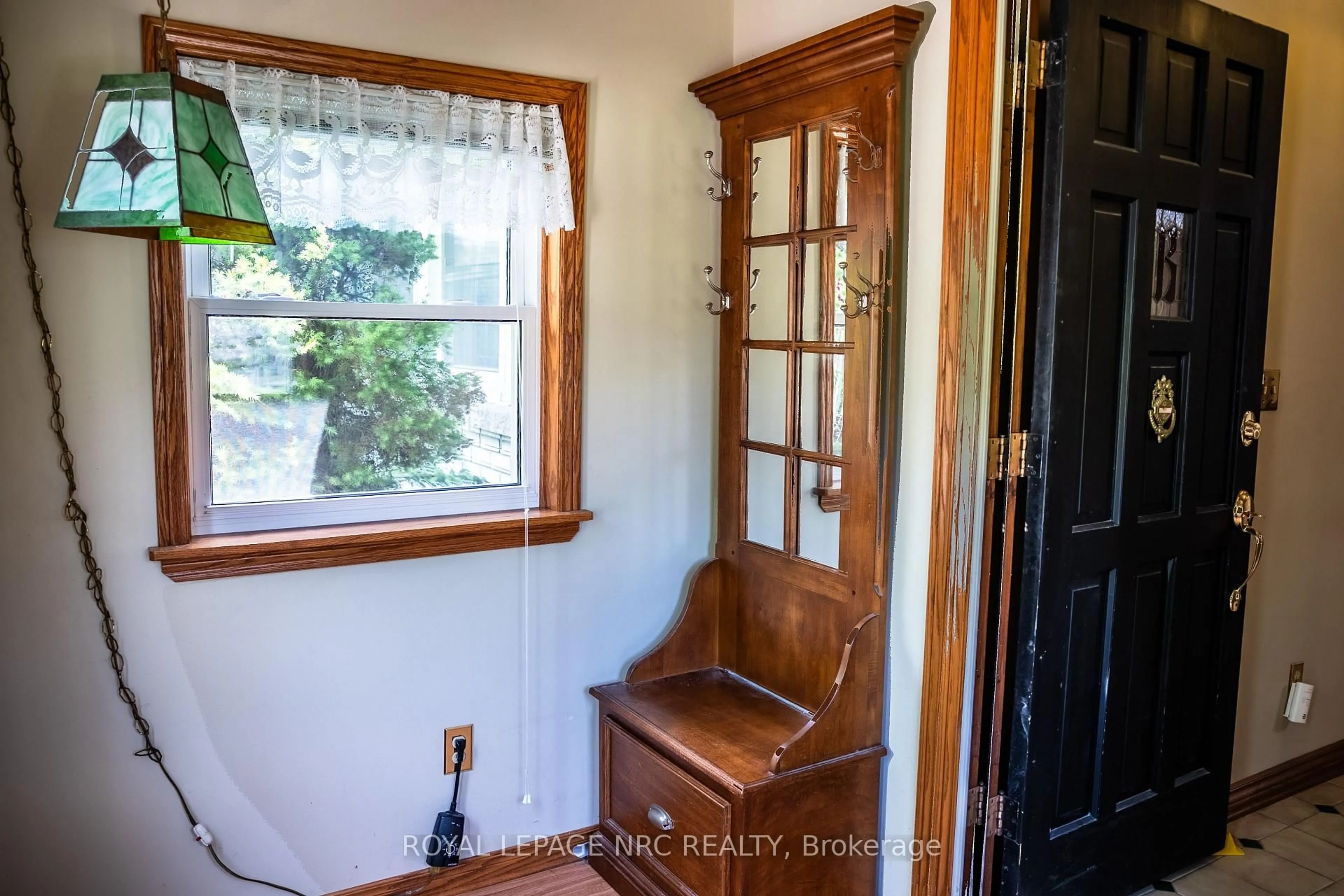 Indoor entryway for 3 Monique Cres, St. Catharines Ontario L2M 1S8