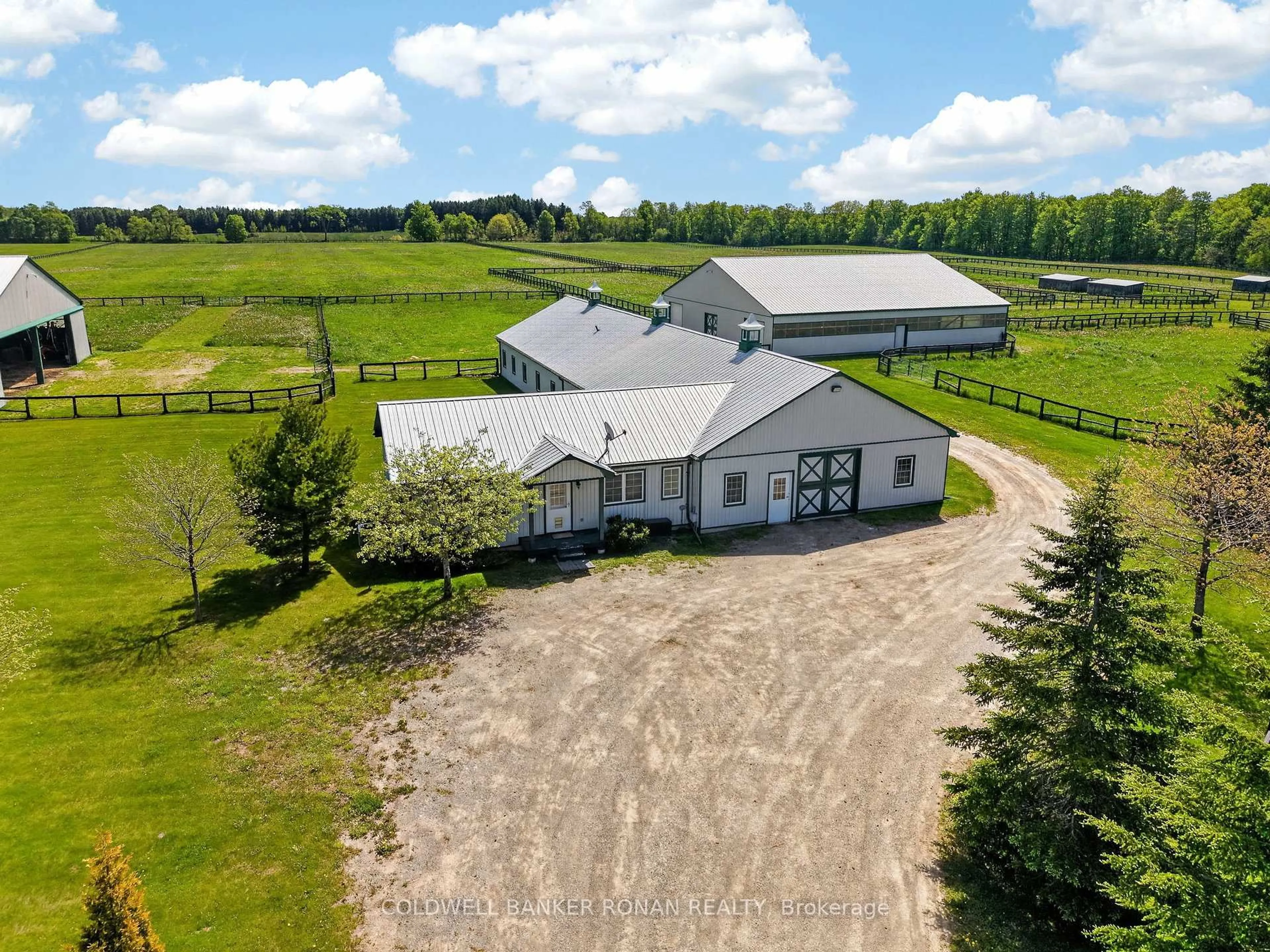 A pic from outside/outdoor area/front of a property/back of a property/a pic from drone, building for 893053 Sixth Line, Mono Ontario L9W 2Z2