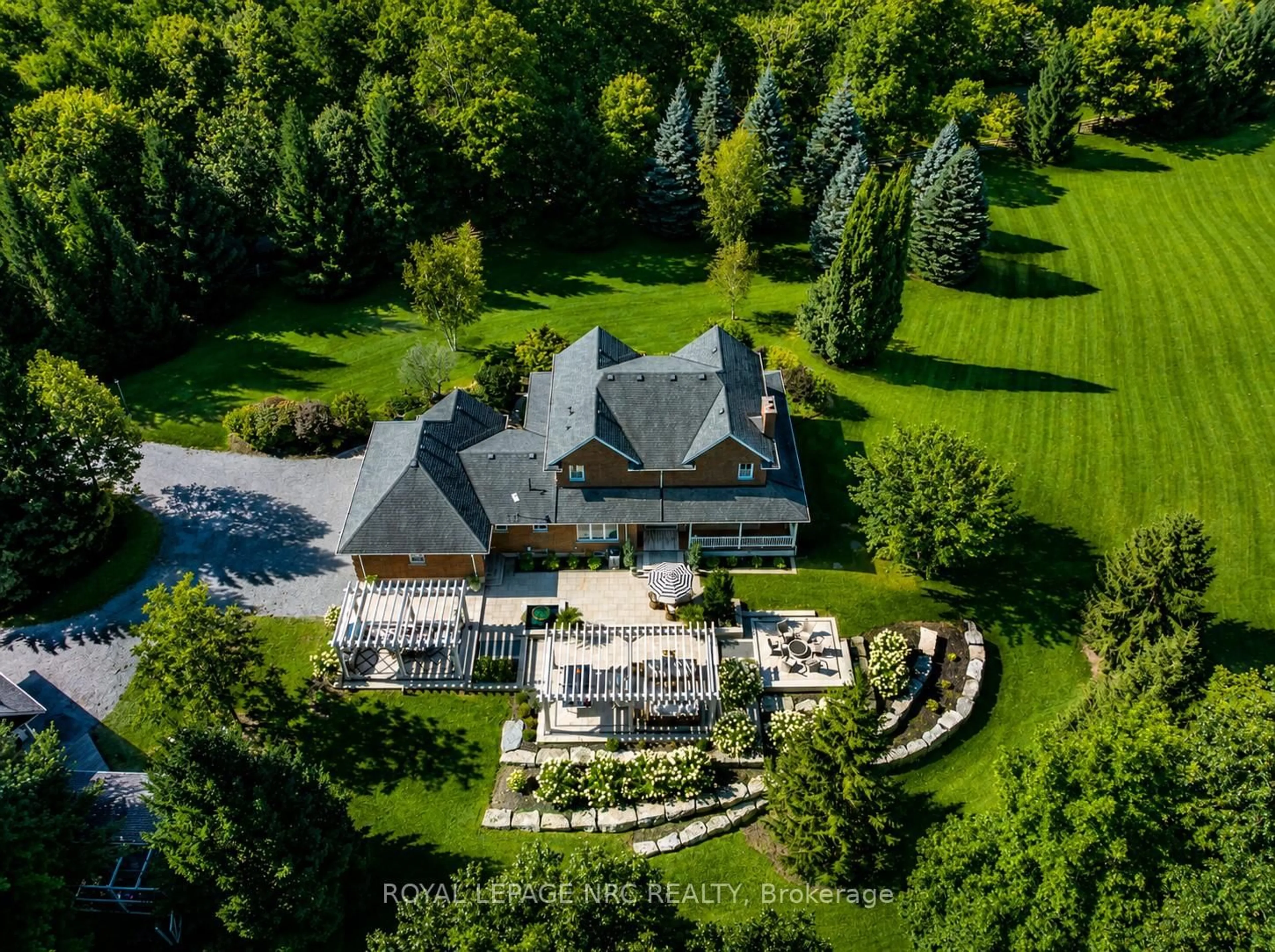 A pic from outside/outdoor area/front of a property/back of a property/a pic from drone, unknown for 2960 Holland Rd, Pelham Ontario L2V 5K7
